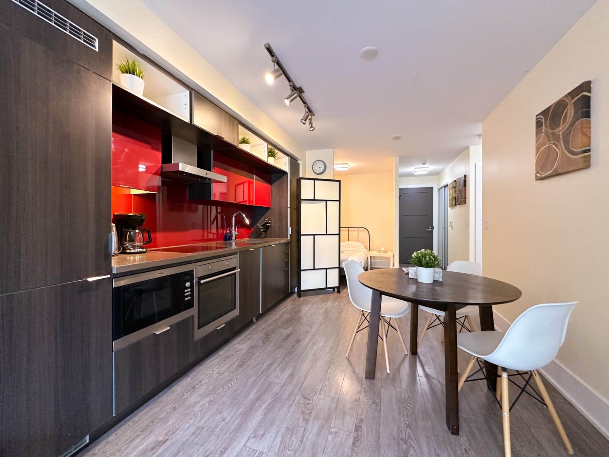 Flexible 1BR + Den Suite with Sofa Bed near the CN Tower — photo 3 — Atmos, Entertainment District