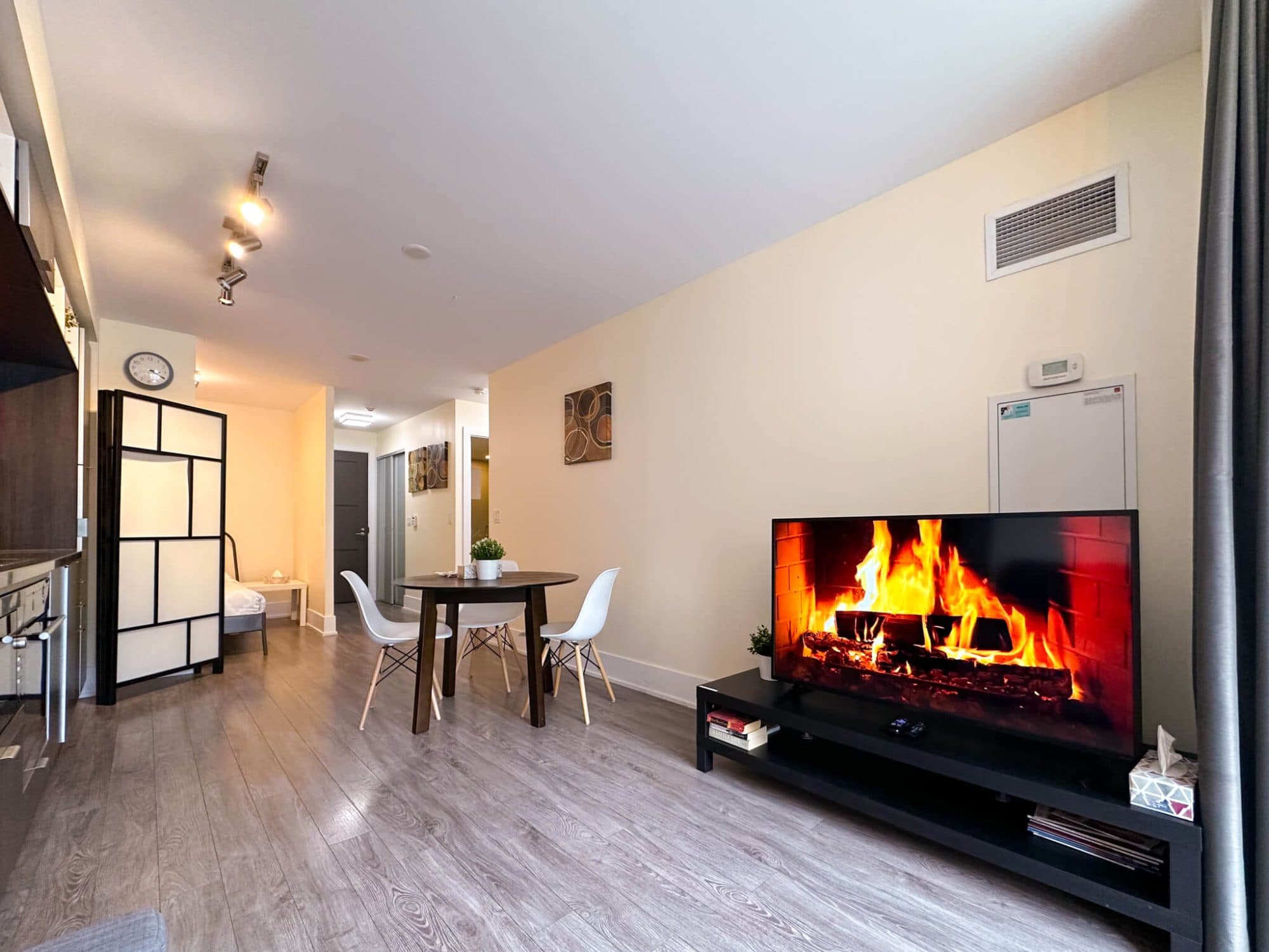 Flexible 1BR + Den Suite with Sofa Bed near the CN Tower — photo 5 — Atmos, Entertainment District