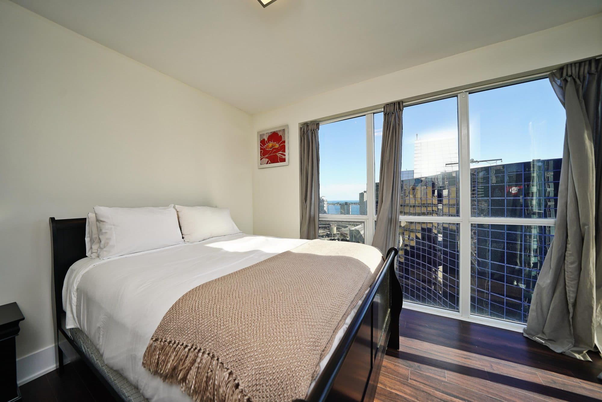 City-View 2BR Suite with Queen Beds near the CN Tower — photo 2 — Atmos, Entertainment District