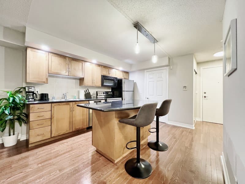 Skyline 1BR + Den Suite near the Entertainment District — photo 4 — Icon, Wellington West