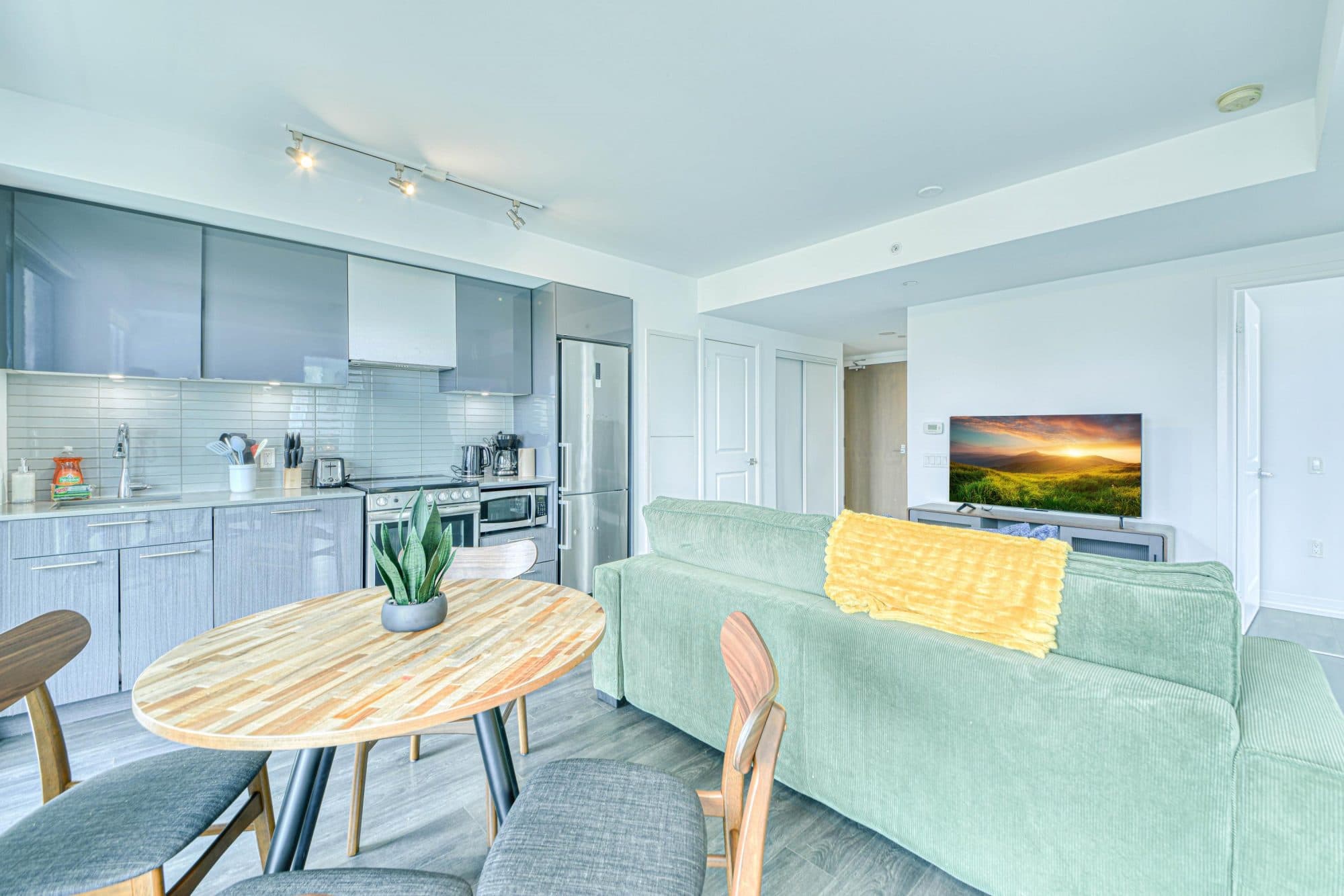 Spacious 3BR Suite with Sofa Bed near Dundas Square — photo 2 — Jarvis, Downtown East