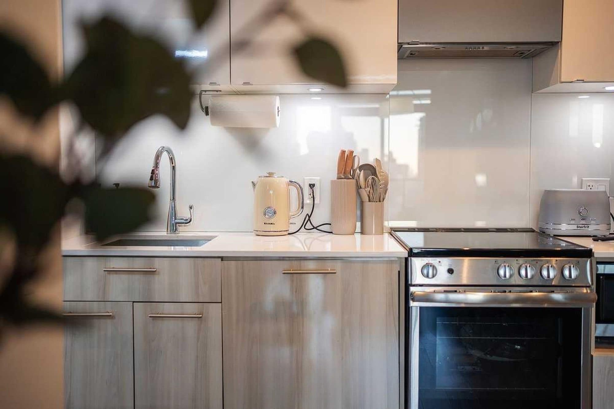 Spacious 3BR / 2BA Suite with Sofa Bed near Dundas Square — photo 3 — Jarvis, Downtown East