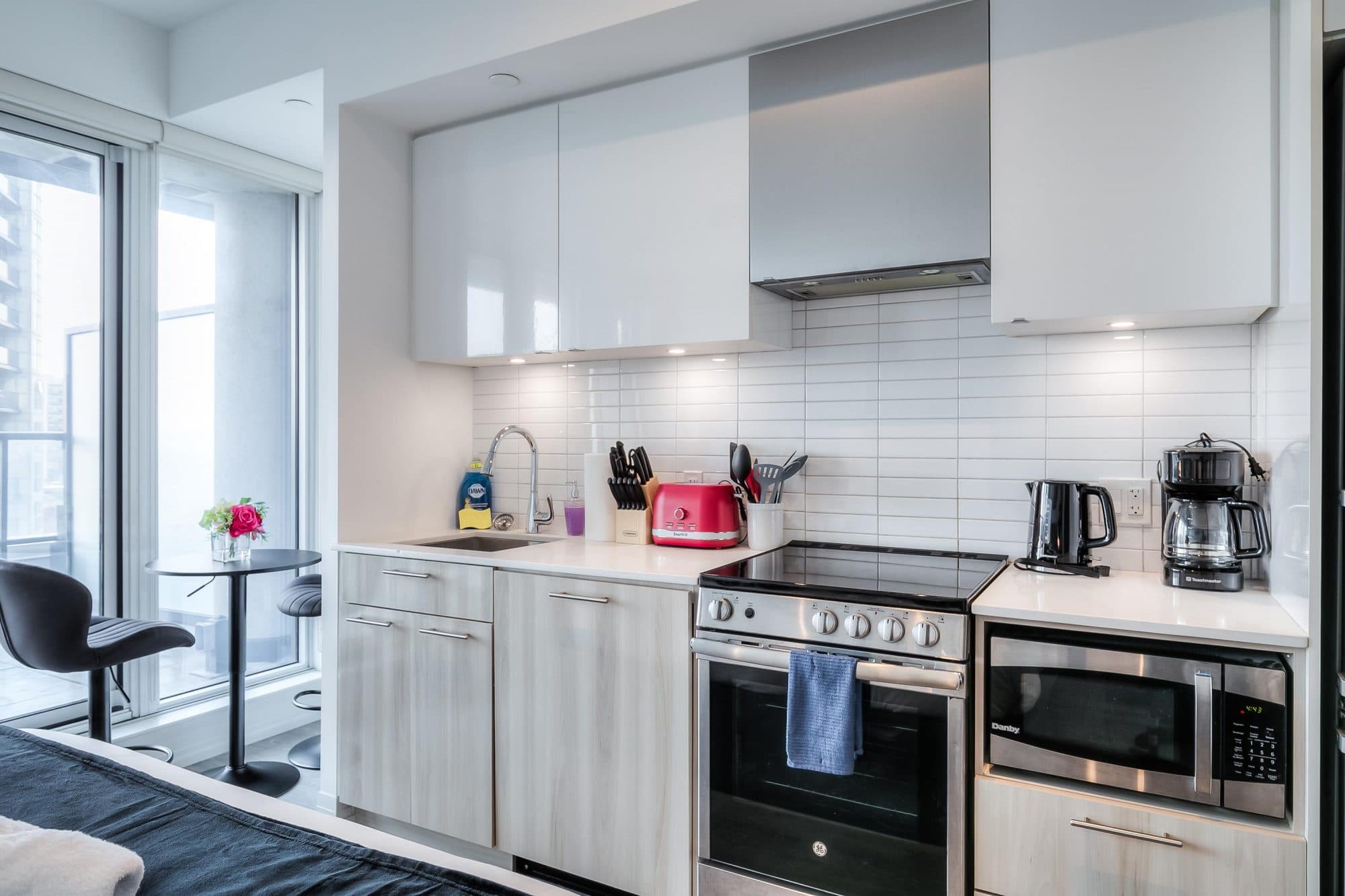 City-View Studio Suite with Queen Bed near Dundas Square — photo 3 — Jarvis, Downtown East