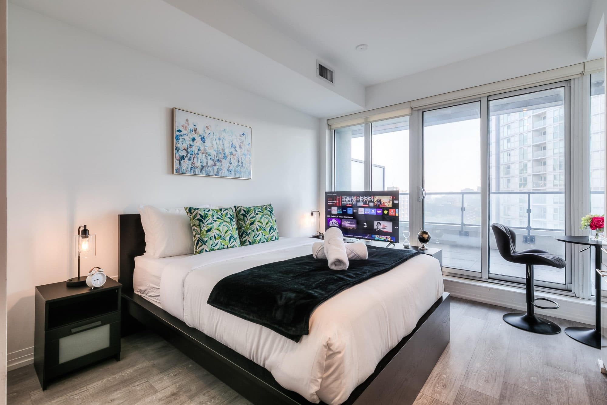 City-View Studio Suite with Queen Bed near Dundas Square — photo 4 — Jarvis, Downtown East
