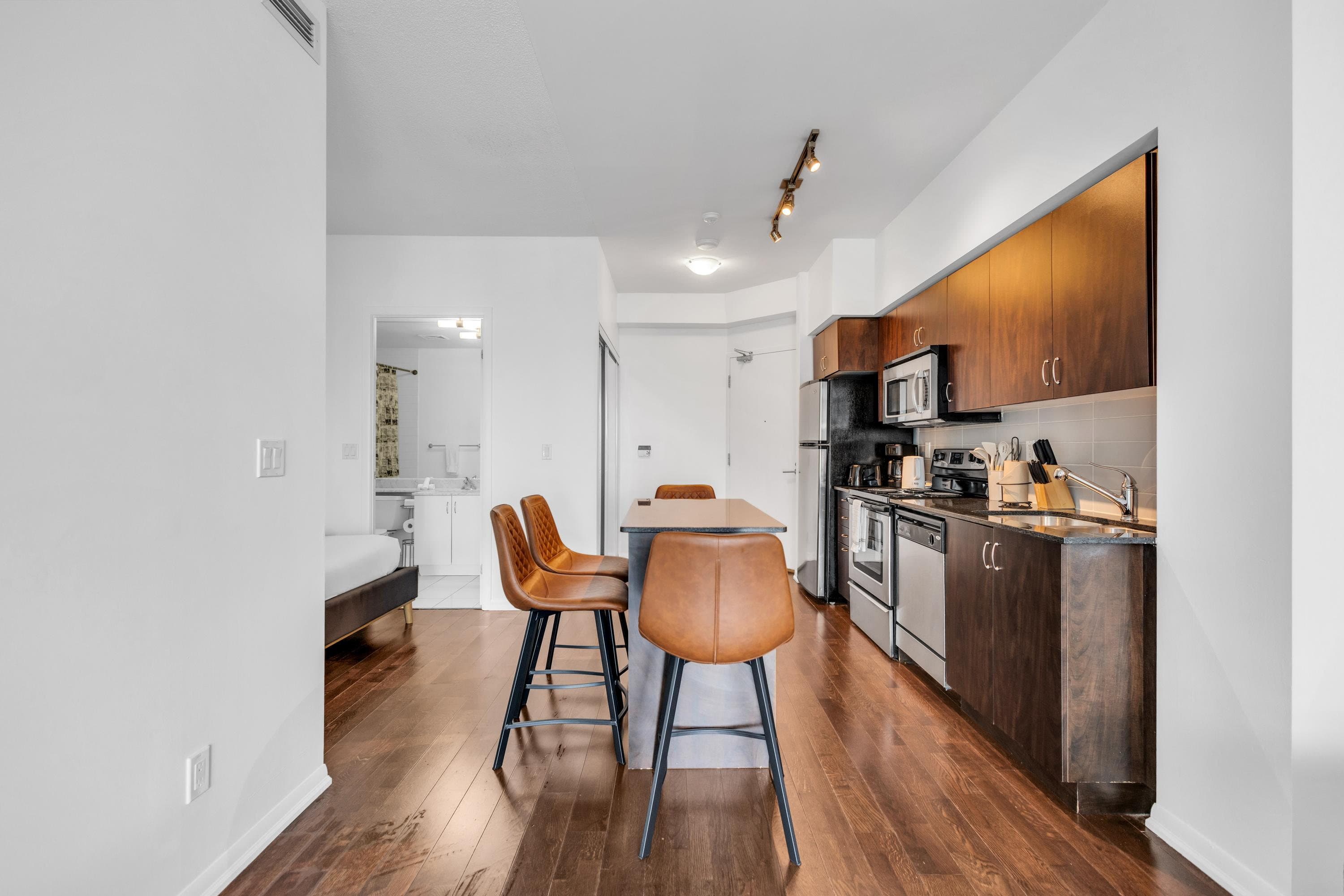 Skyline 1BR + Den Suite near Fort York — photo 4 — Neptune, Fort York