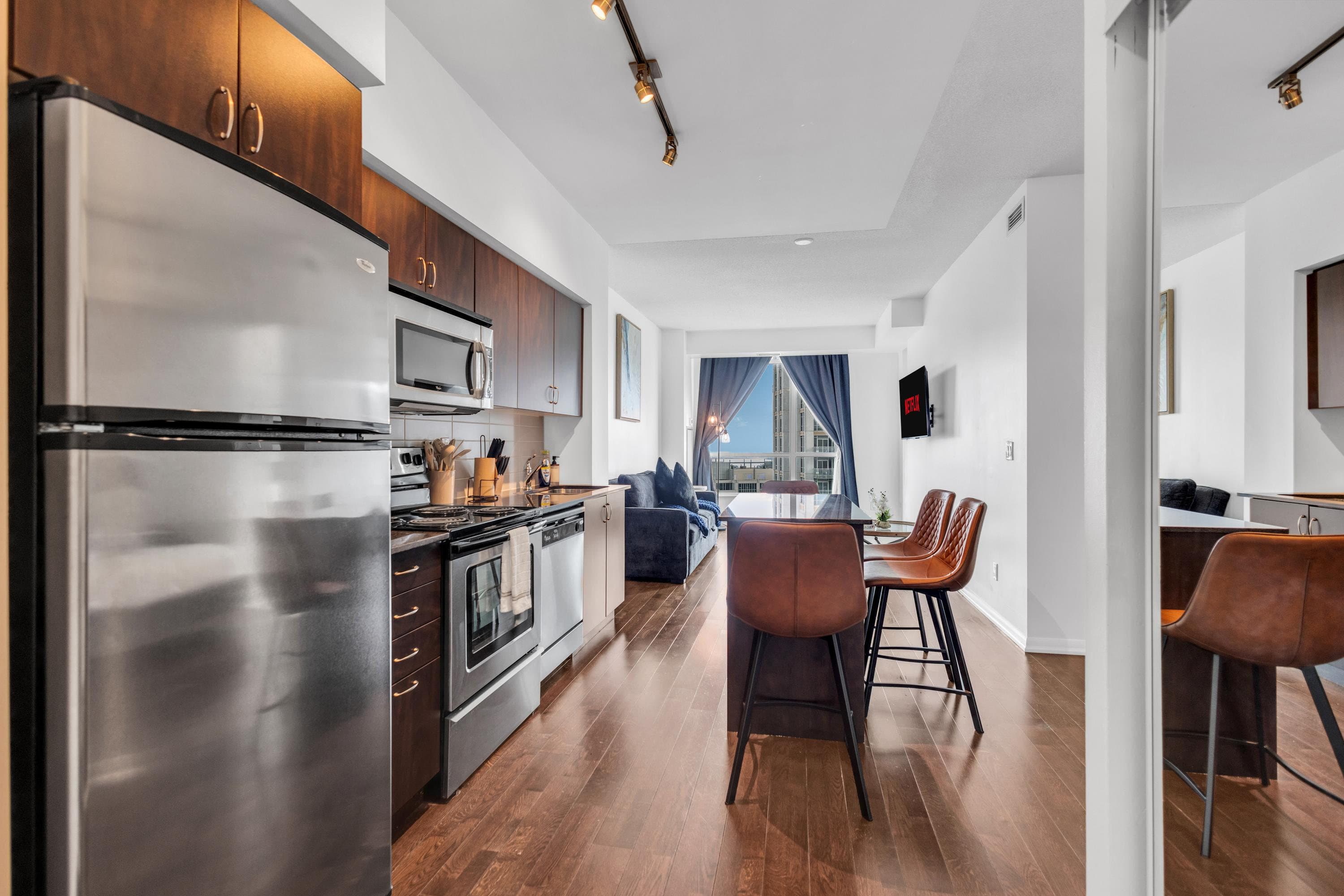 Skyline 1BR + Den Suite near Fort York — photo 5 — Neptune, Fort York