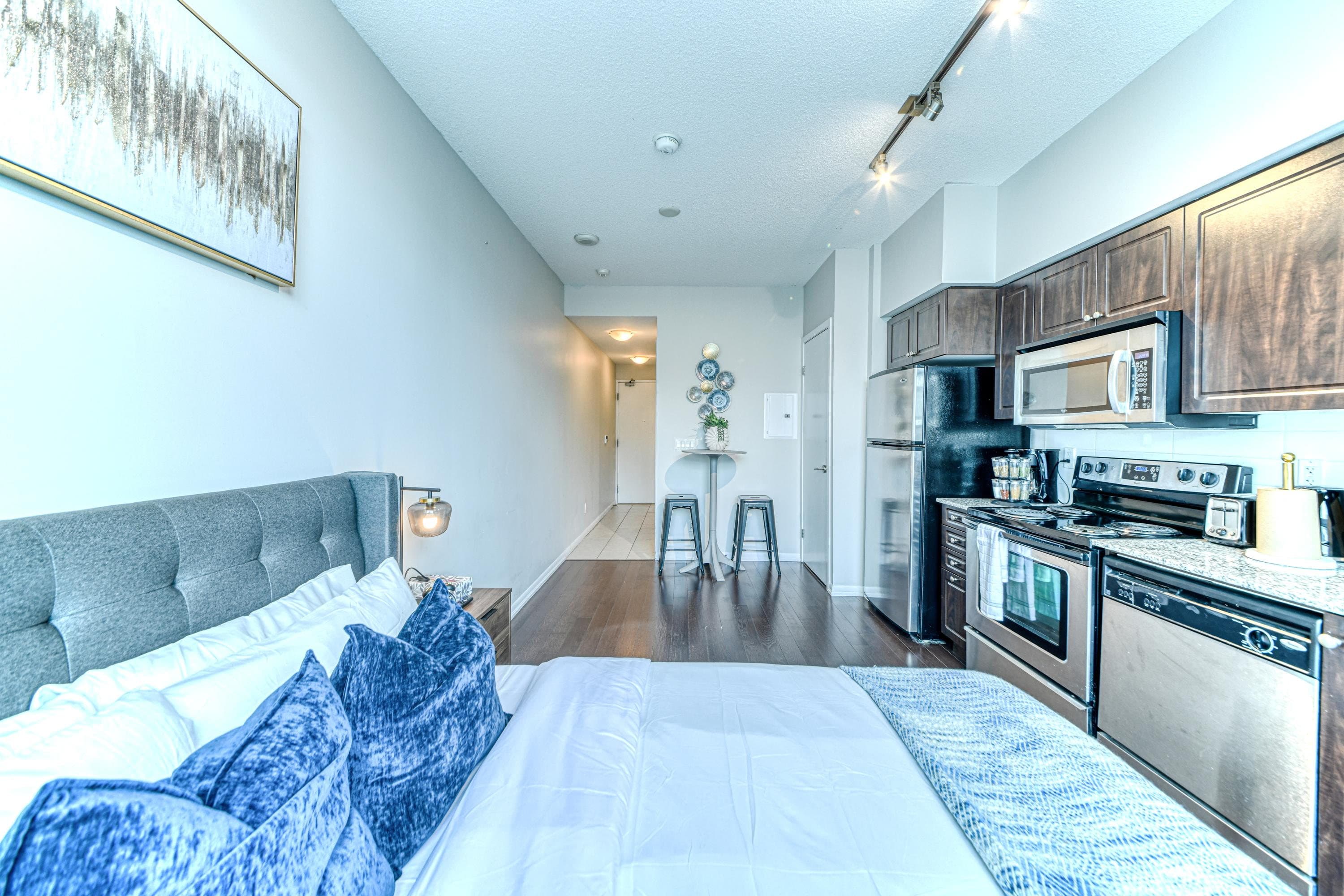 Skyline Studio Suite with Queen Bed near Fort York — photo 4 — Neptune, Fort York