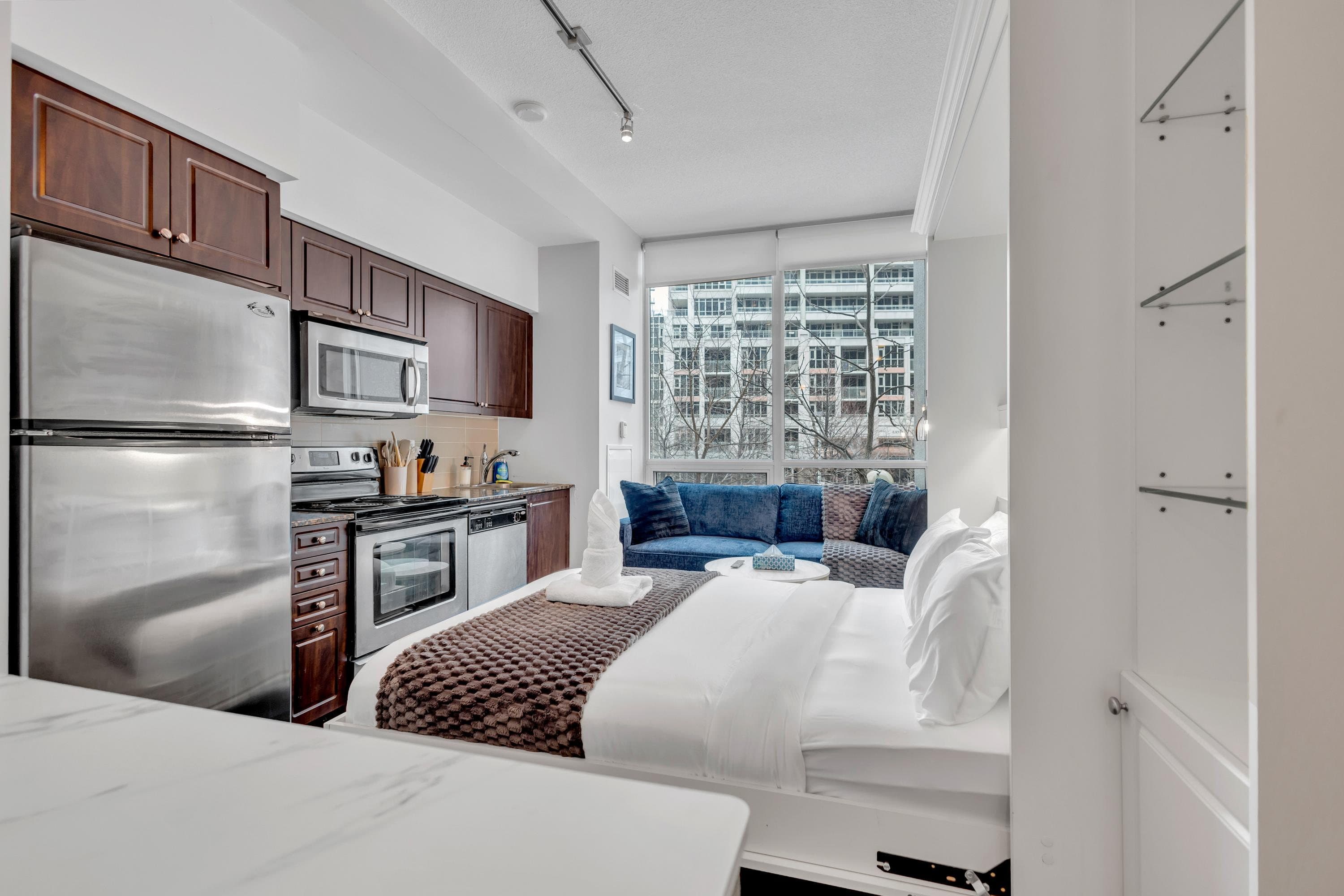 Studio Suite with Queen Bed near Fort York — photo 4 — Neptune, Fort York