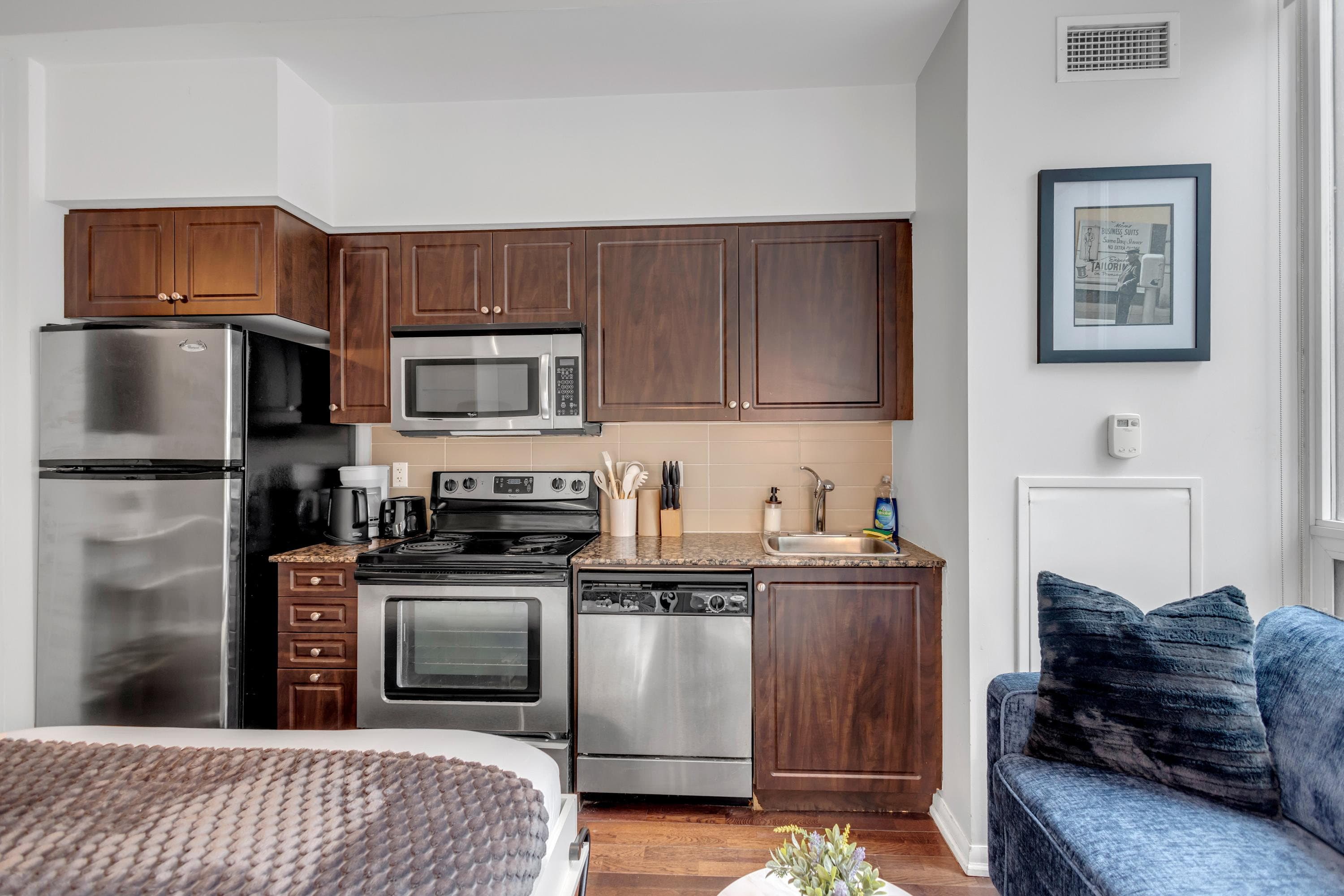 Studio Suite with Queen Bed near Fort York — photo 5 — Neptune, Fort York