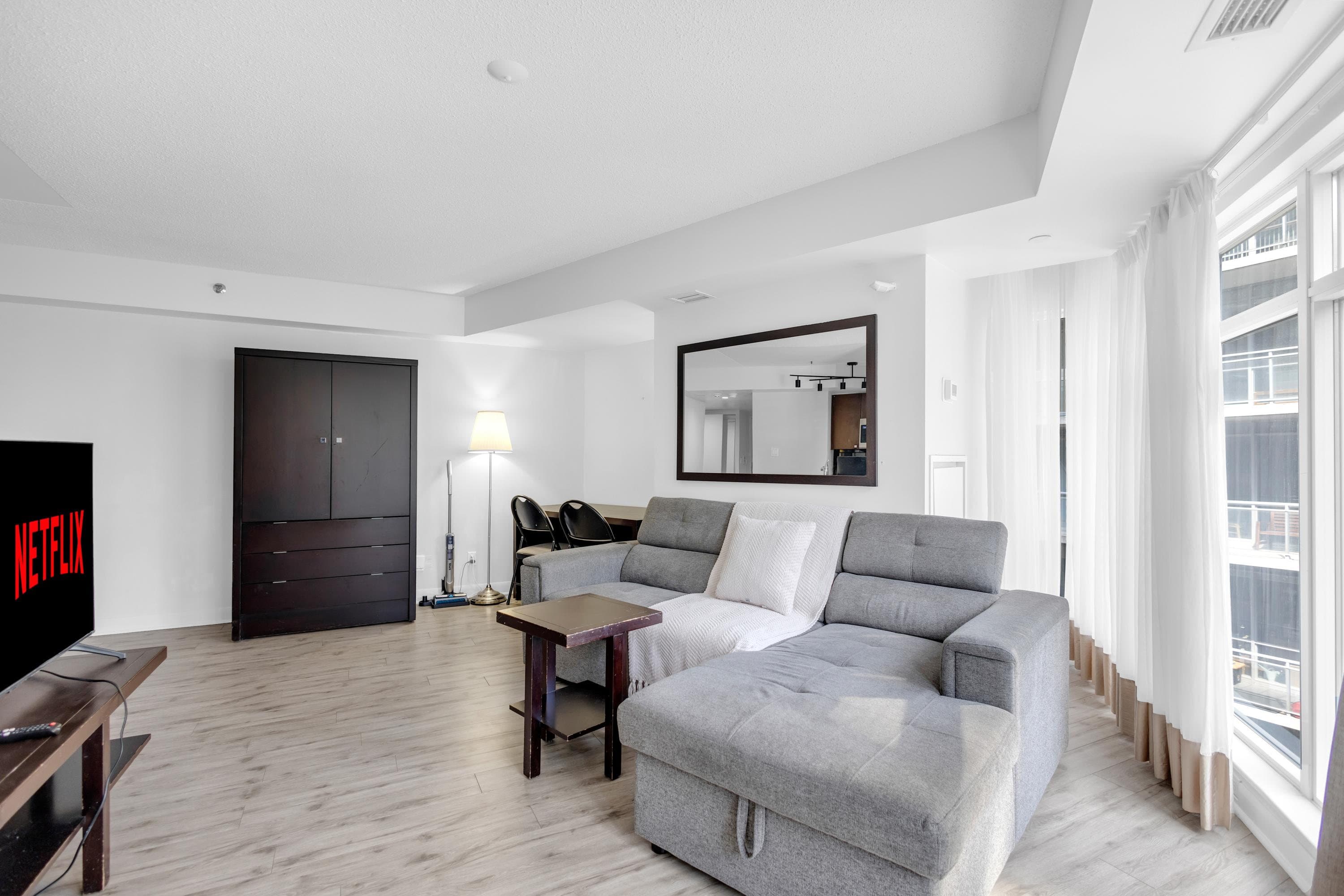 1BR Suite with Queen Bed near Yonge-Dundas — photo 4 — Pantages, Downtown Yonge