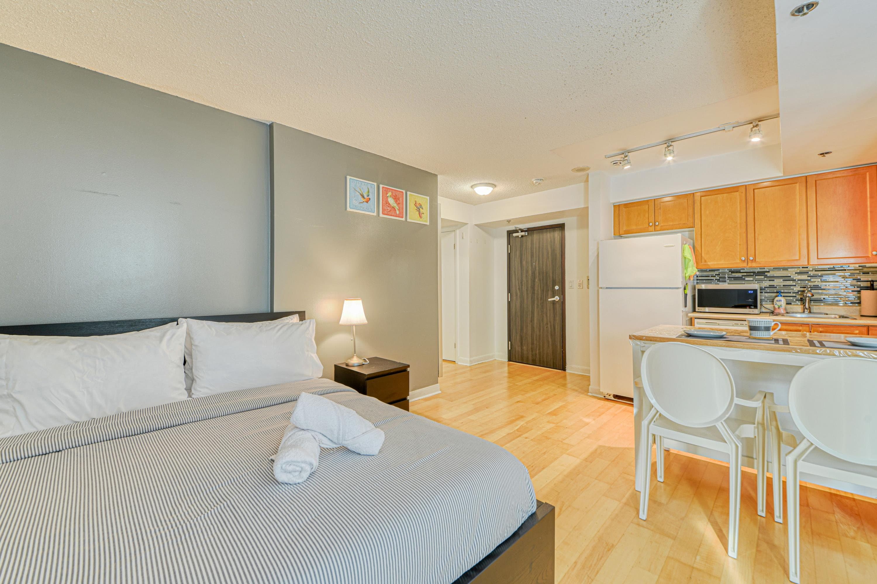Skyline Studio Suite with Queen Bed near Yonge-Dundas — photo 3 — Pantages, Downtown Yonge