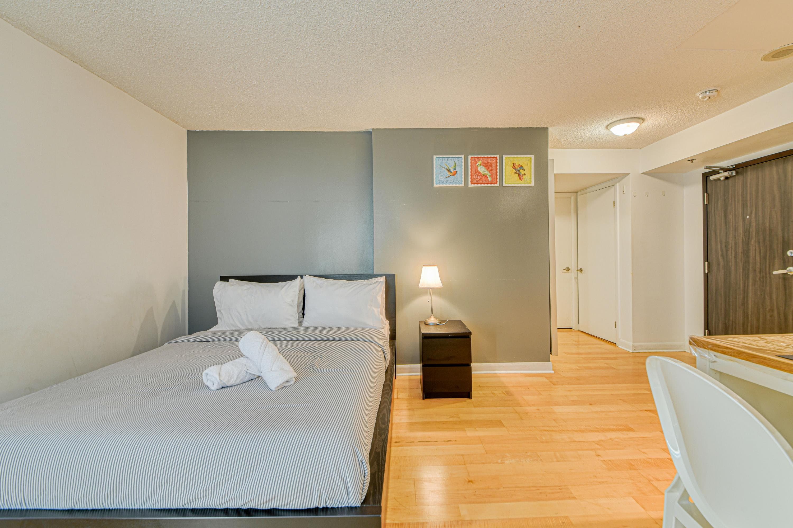 Skyline Studio Suite with Queen Bed near Yonge-Dundas — photo 4 — Pantages, Downtown Yonge