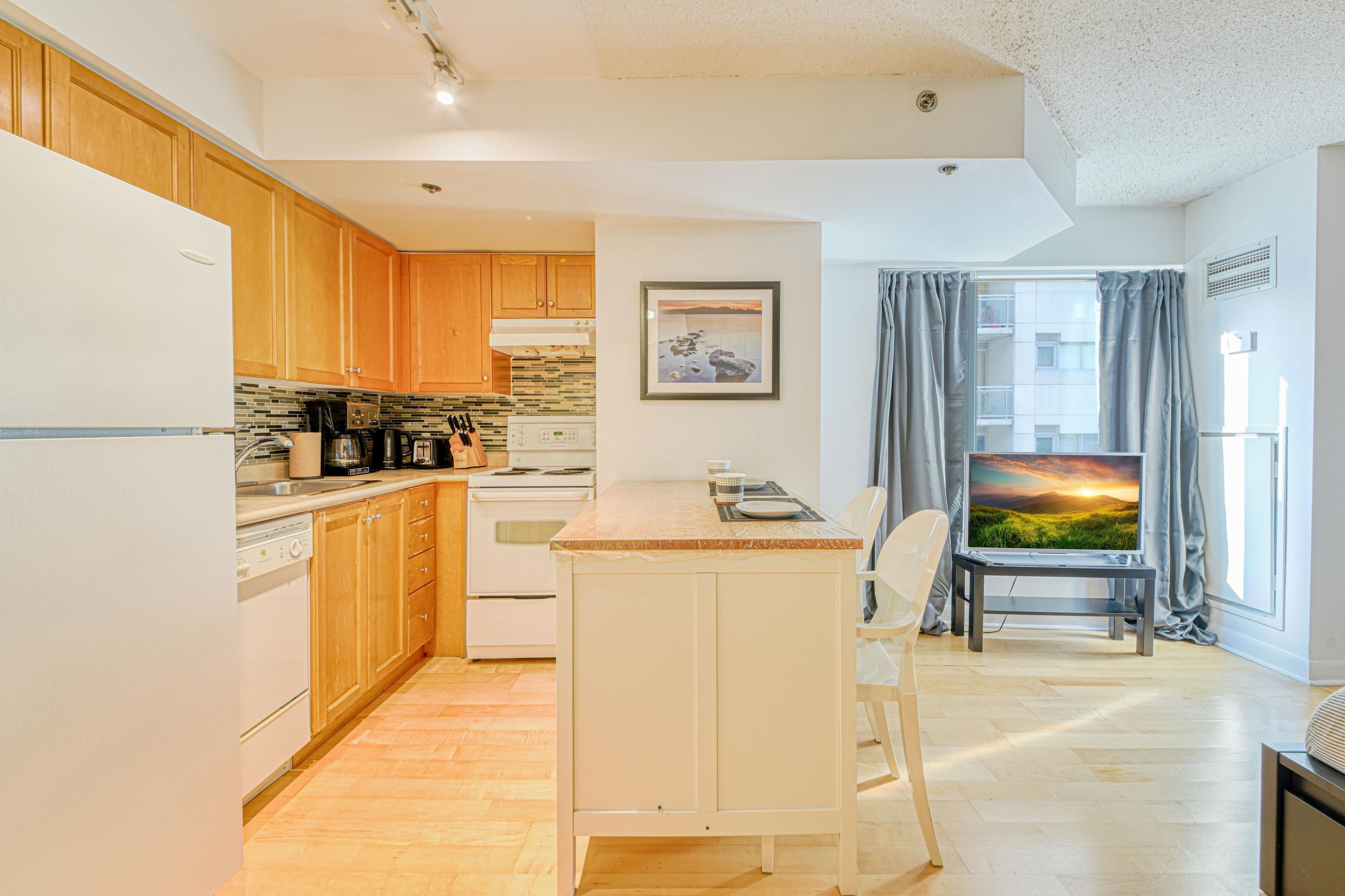 Skyline Studio Suite with Queen Bed near Yonge-Dundas — photo 5 — Pantages, Downtown Yonge
