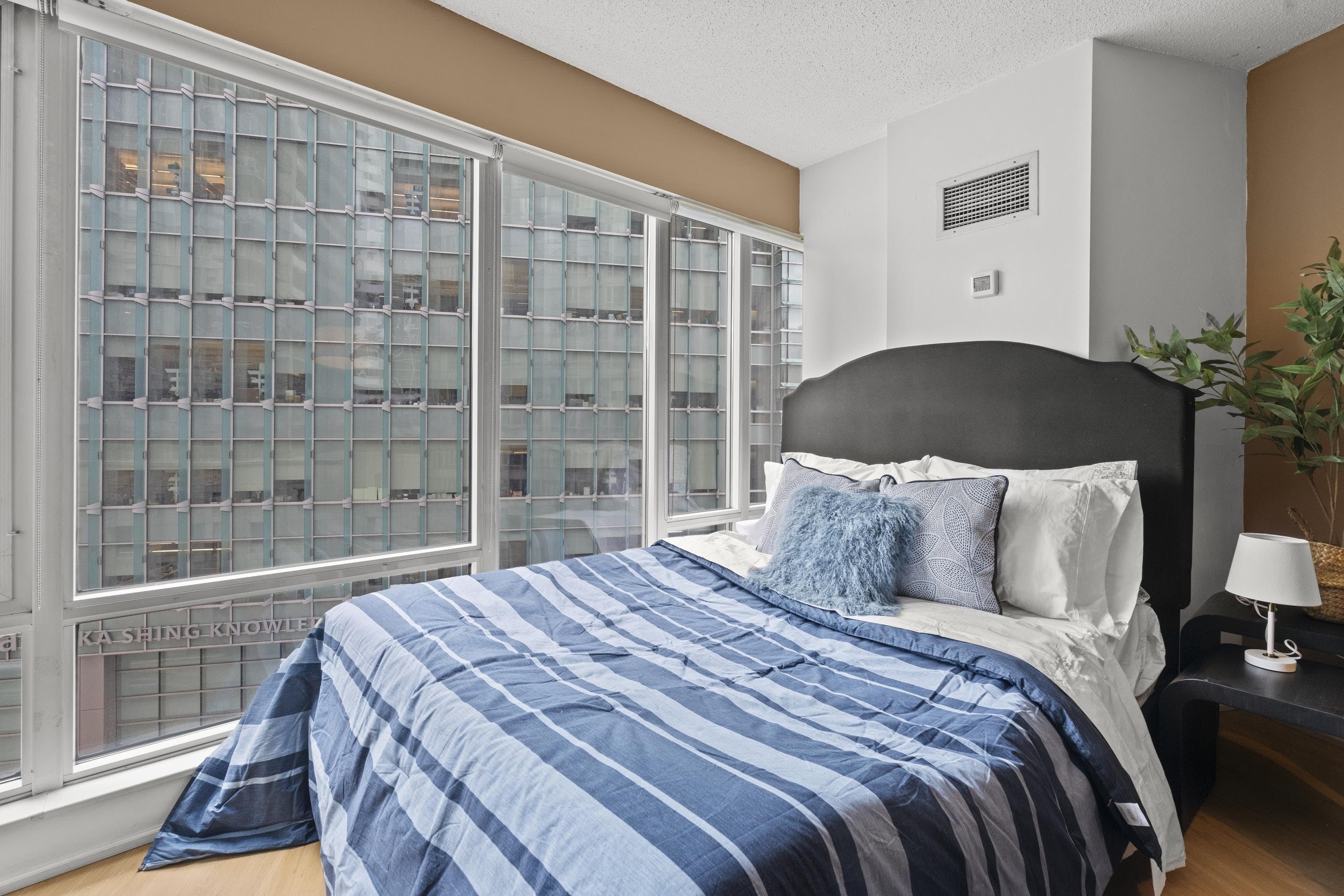 City-View Studio Suite with Queen Bed near Yonge-Dundas — photo 5 — Pantages, Downtown Yonge