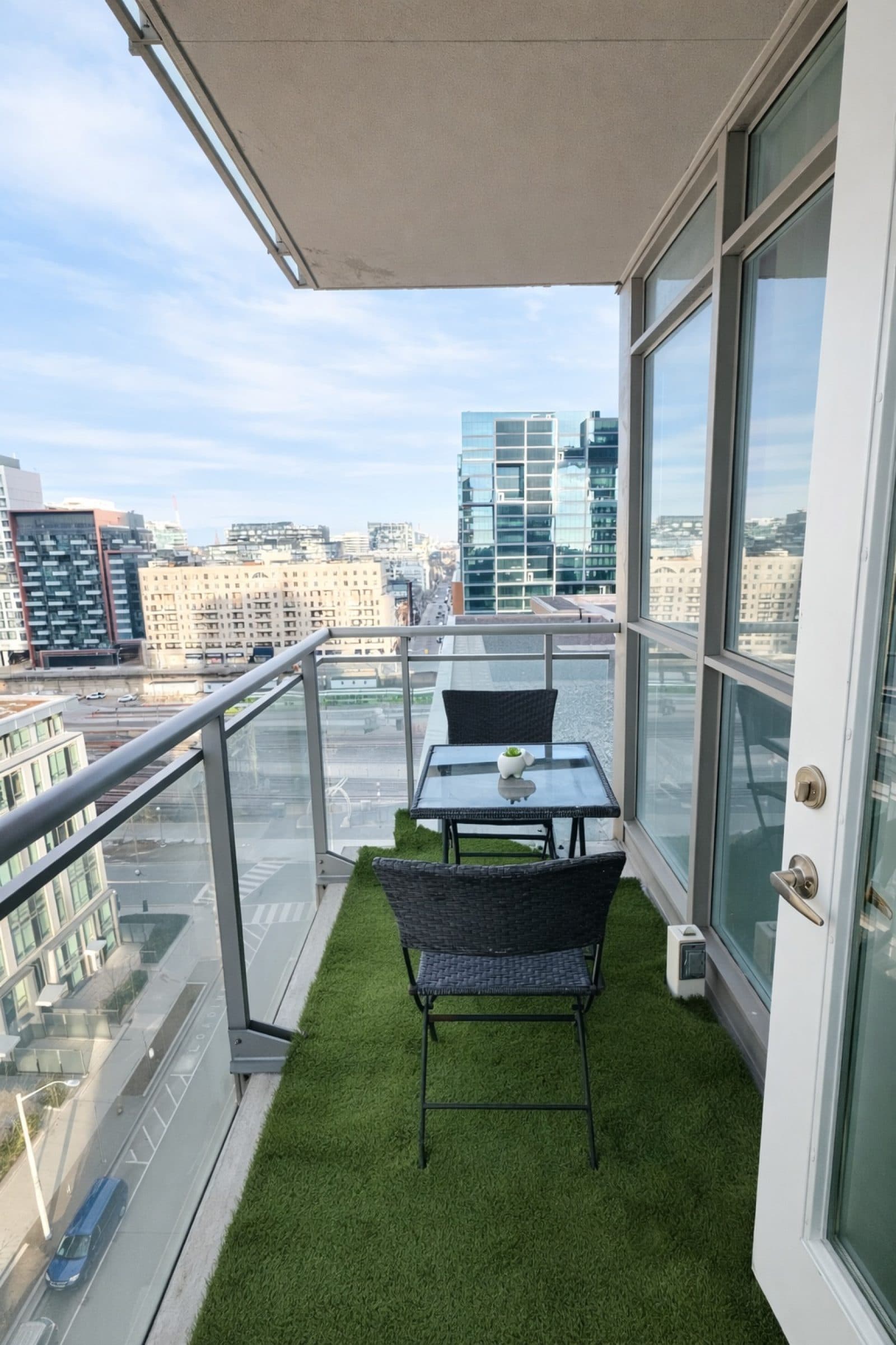 Skyline 1BR + Den Suite near the Waterfront — photo 3 — Parade, CityPlace