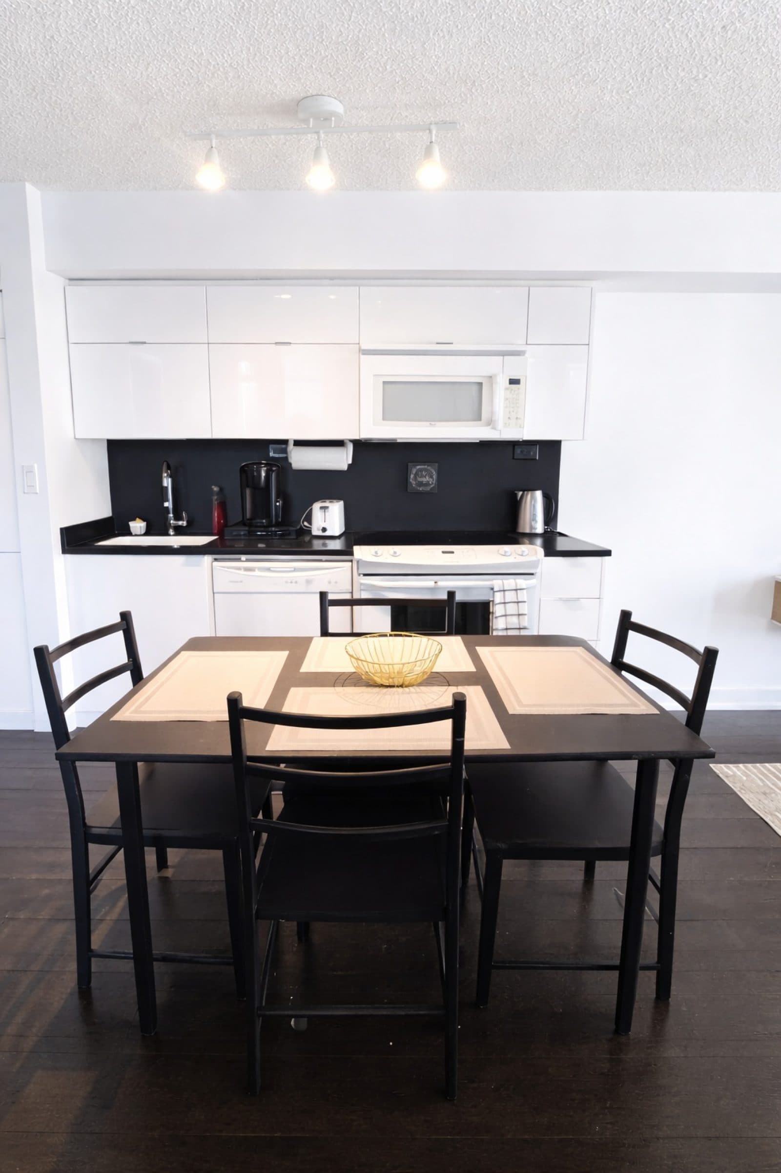Skyline 1BR + Den Suite near the Waterfront — photo 4 — Parade, CityPlace
