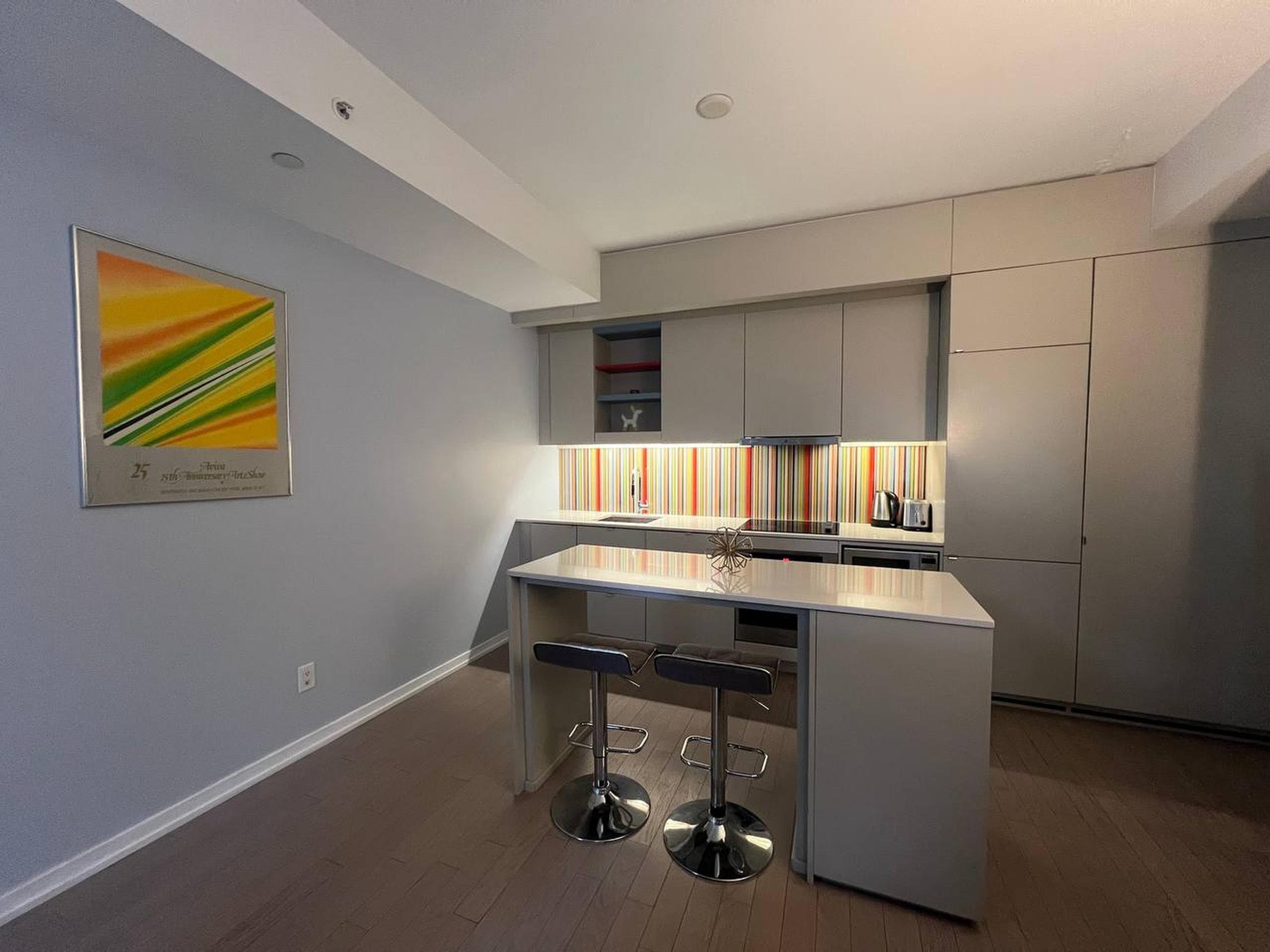 1BR Suite with Queen Bed near Queen West — photo 2 — Peter, King West