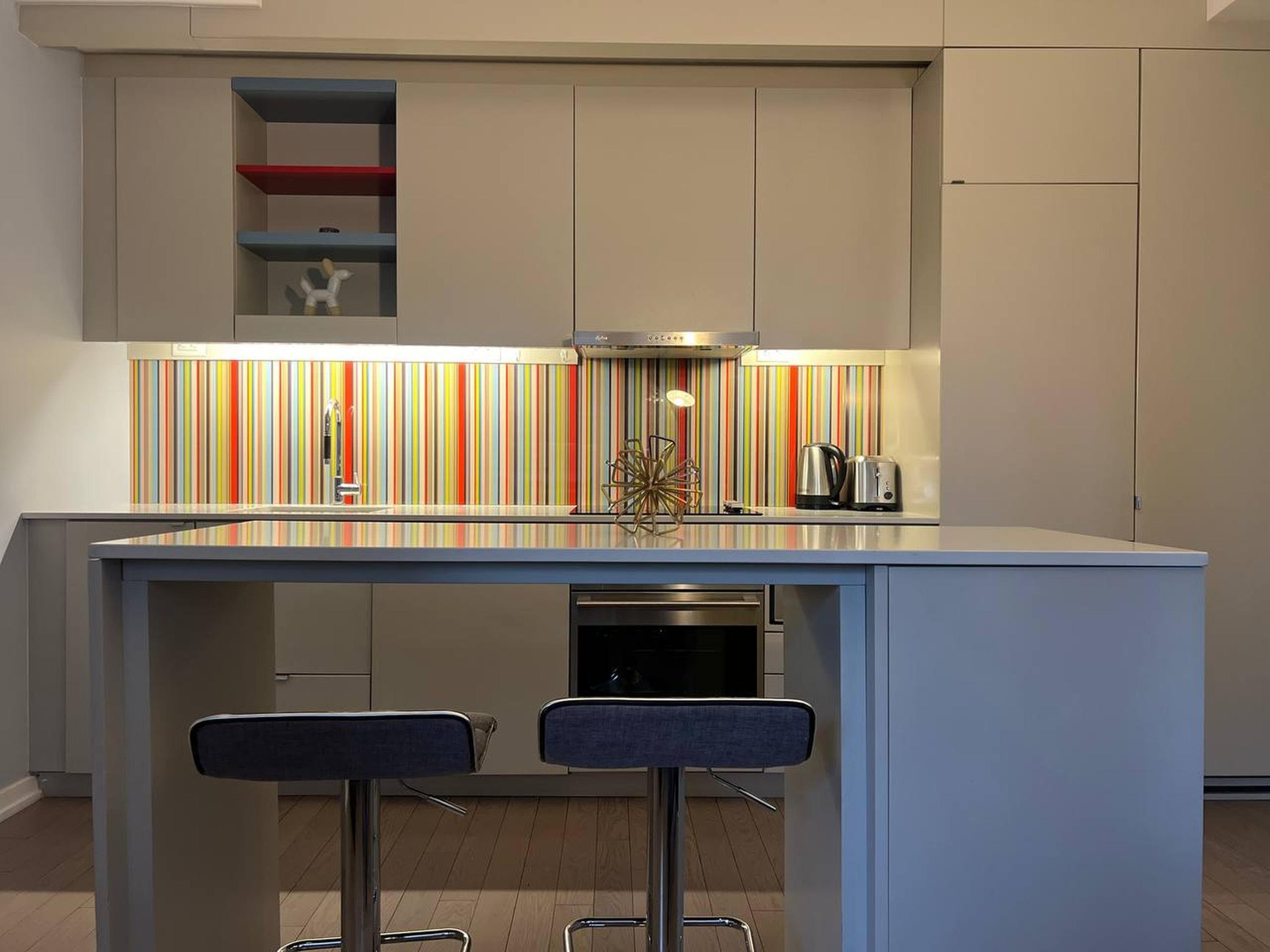 1BR Suite with Queen Bed near Queen West — photo 3 — Peter, King West