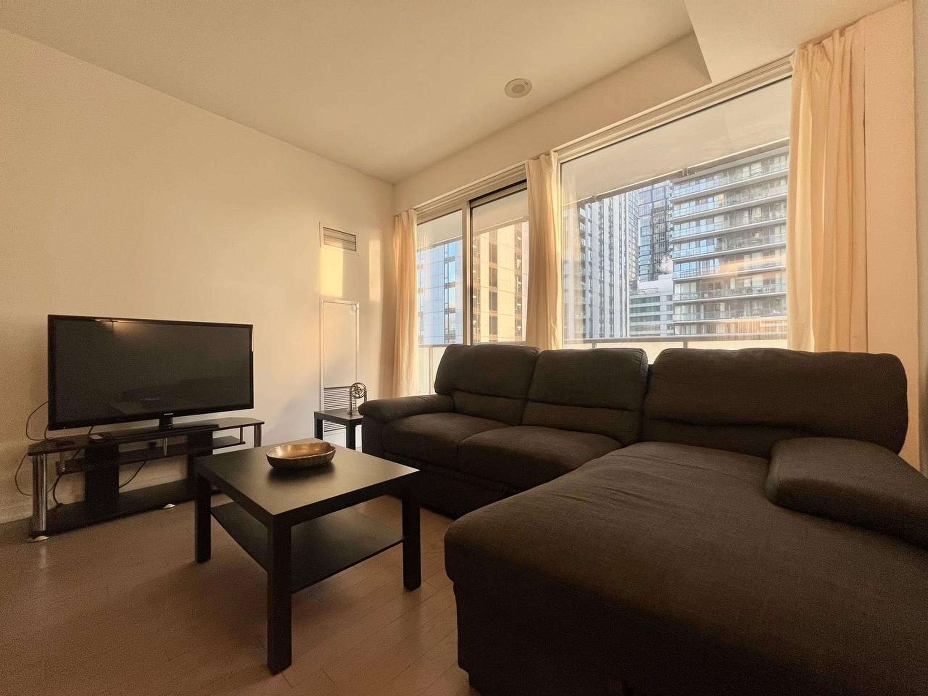 1BR Suite with Queen Bed near Queen West — photo 4 — Peter, King West