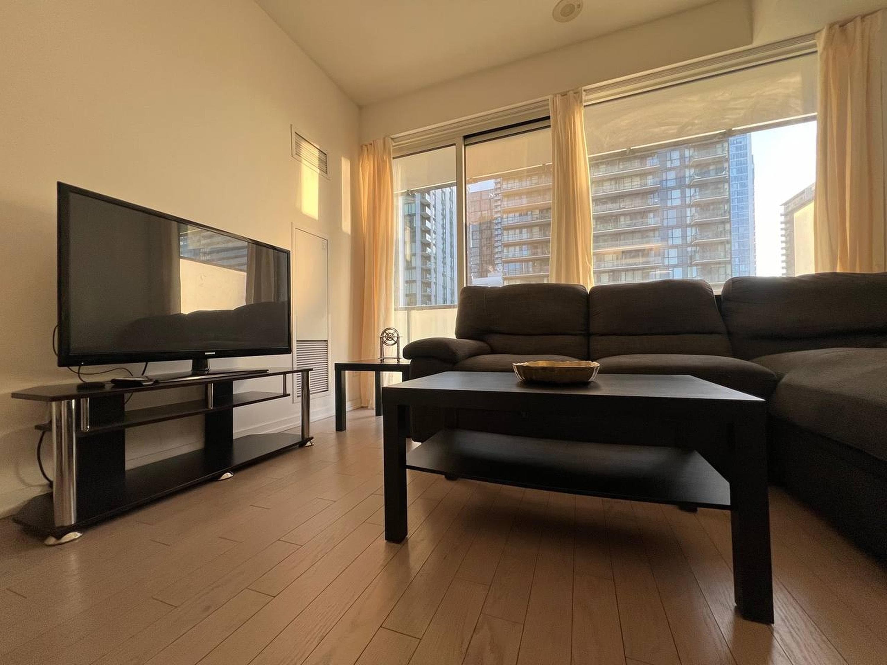 1BR Suite with Queen Bed near Queen West — photo 5 — Peter, King West