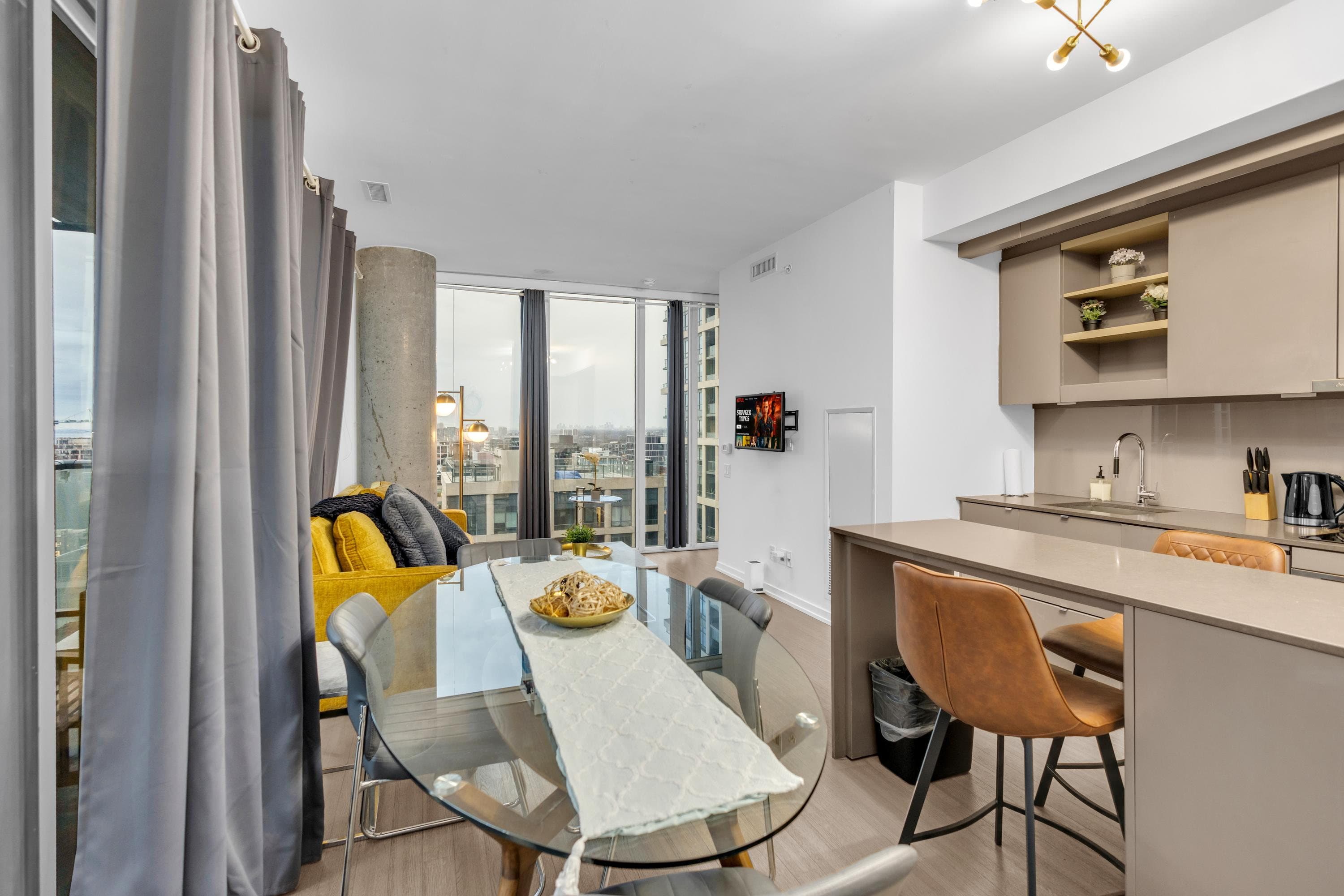 2BR Suite with Queen Beds near Queen West — photo 4 — Peter, King West