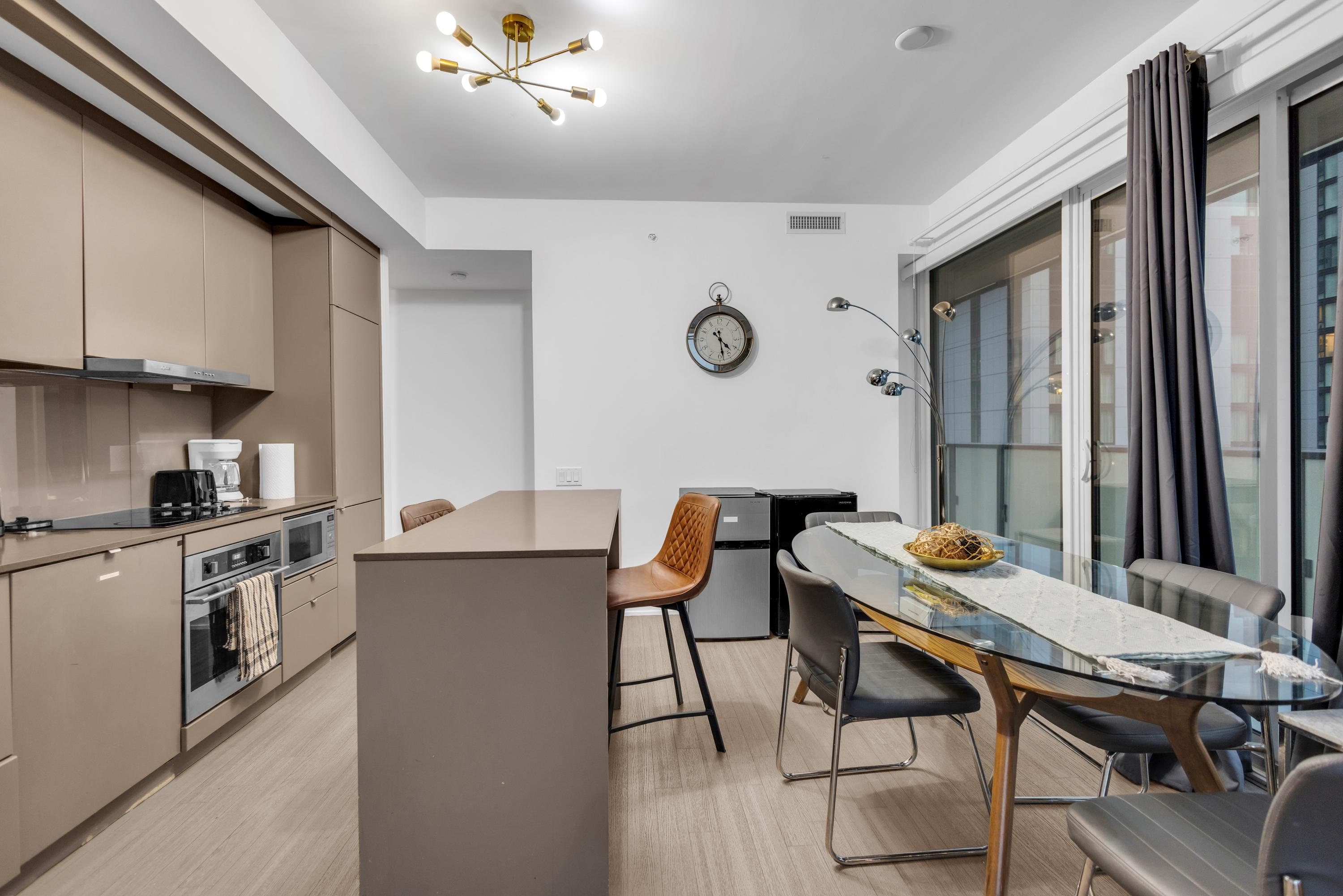 2BR Suite with Queen Beds near Queen West — photo 5 — Peter, King West