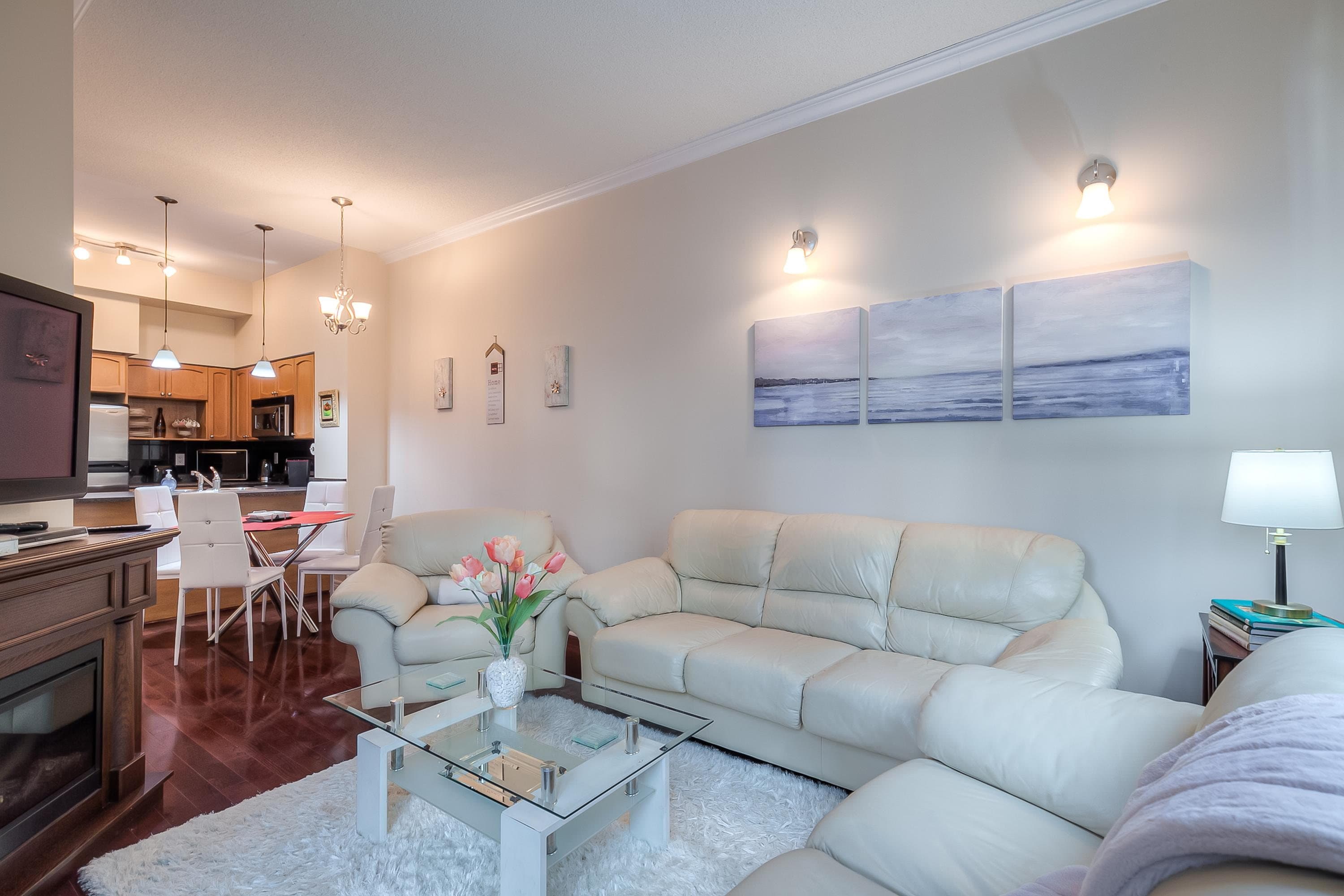 Yonge 1 Bedroom + Den — photo 1
