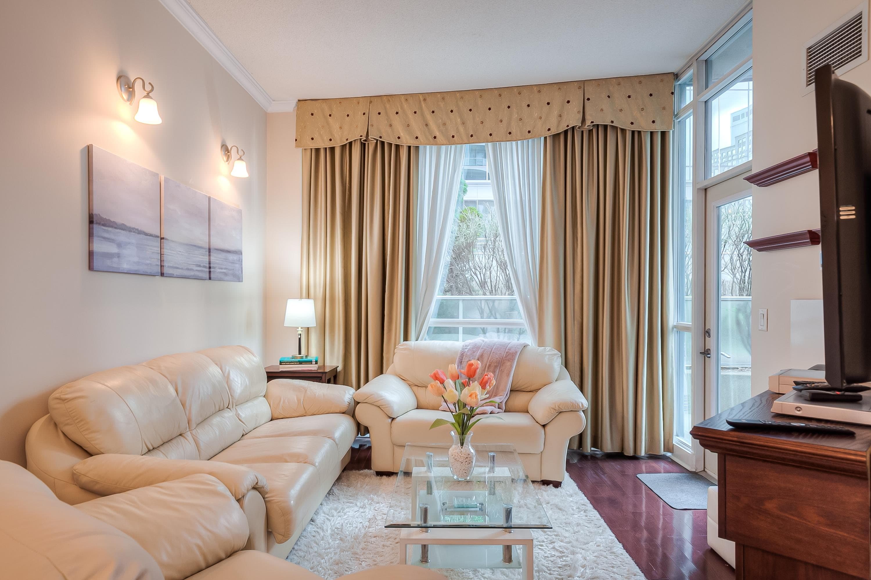 1BR + Den Suite near Downtown Toronto — photo 2 — Yonge, Harbourfront