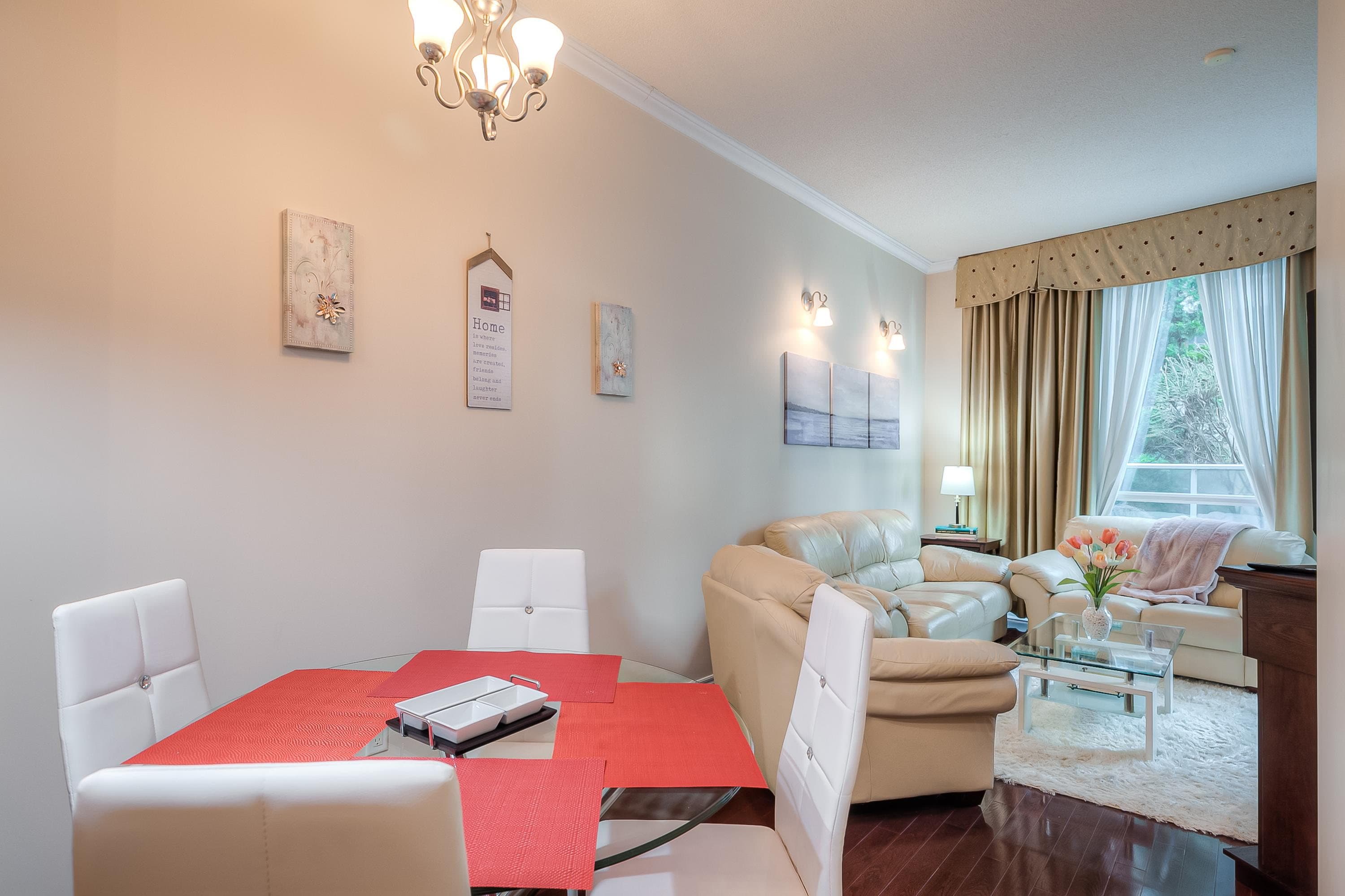 1BR + Den Suite near Downtown Toronto — photo 3 — Yonge, Harbourfront