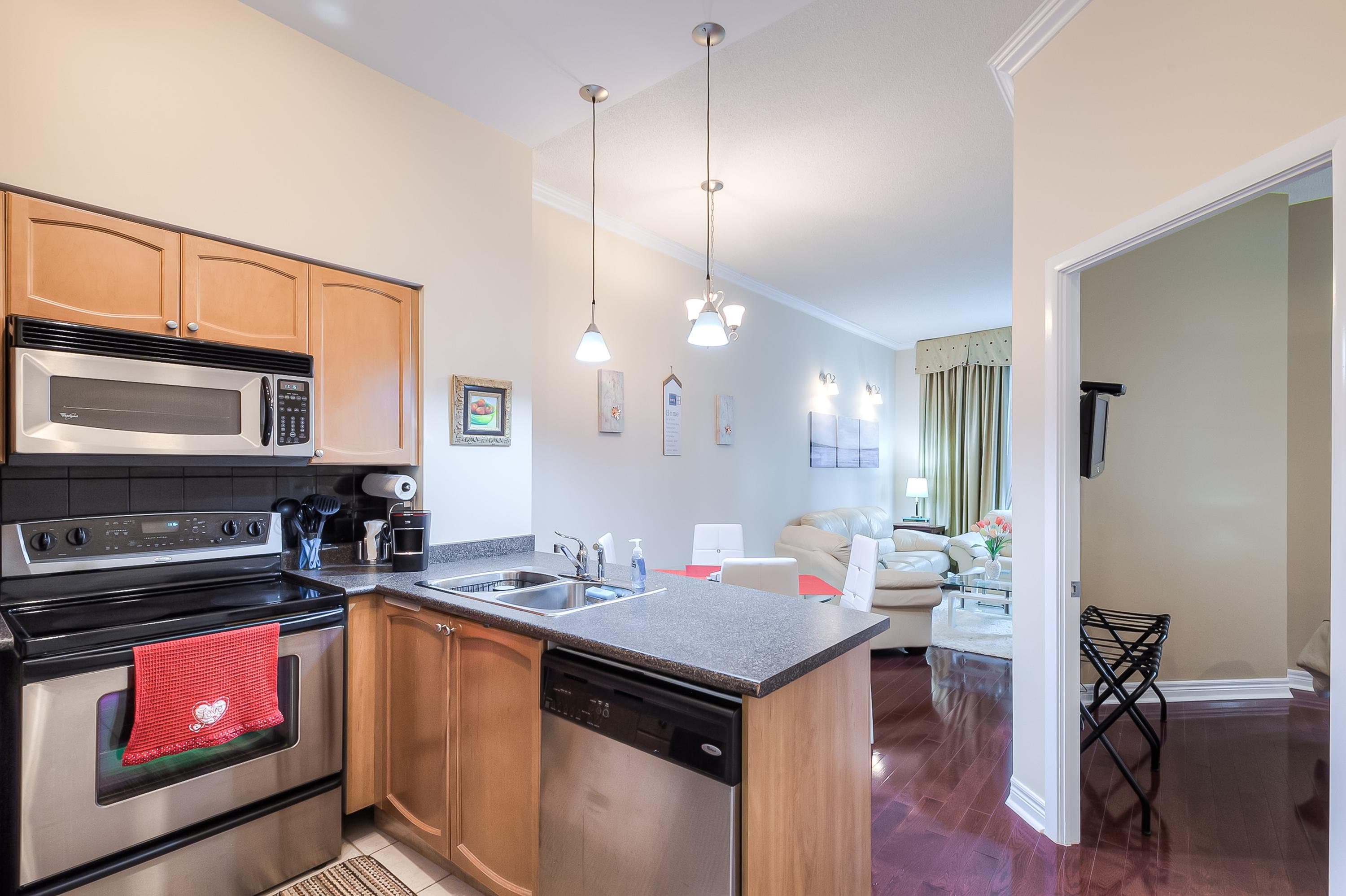 1BR + Den Suite near Downtown Toronto — photo 4 — Yonge, Harbourfront