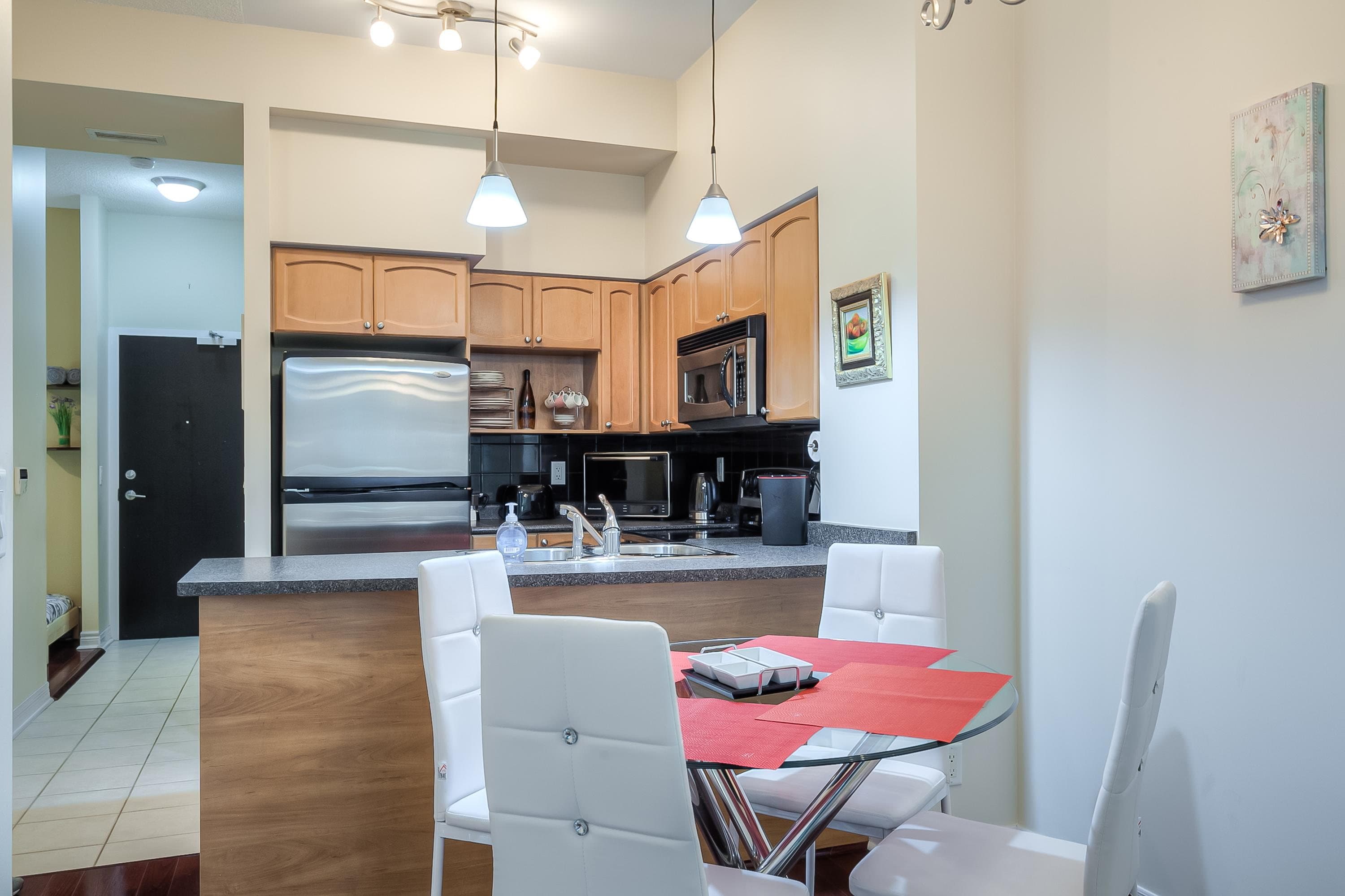 1BR + Den Suite near Downtown Toronto — photo 5 — Yonge, Harbourfront
