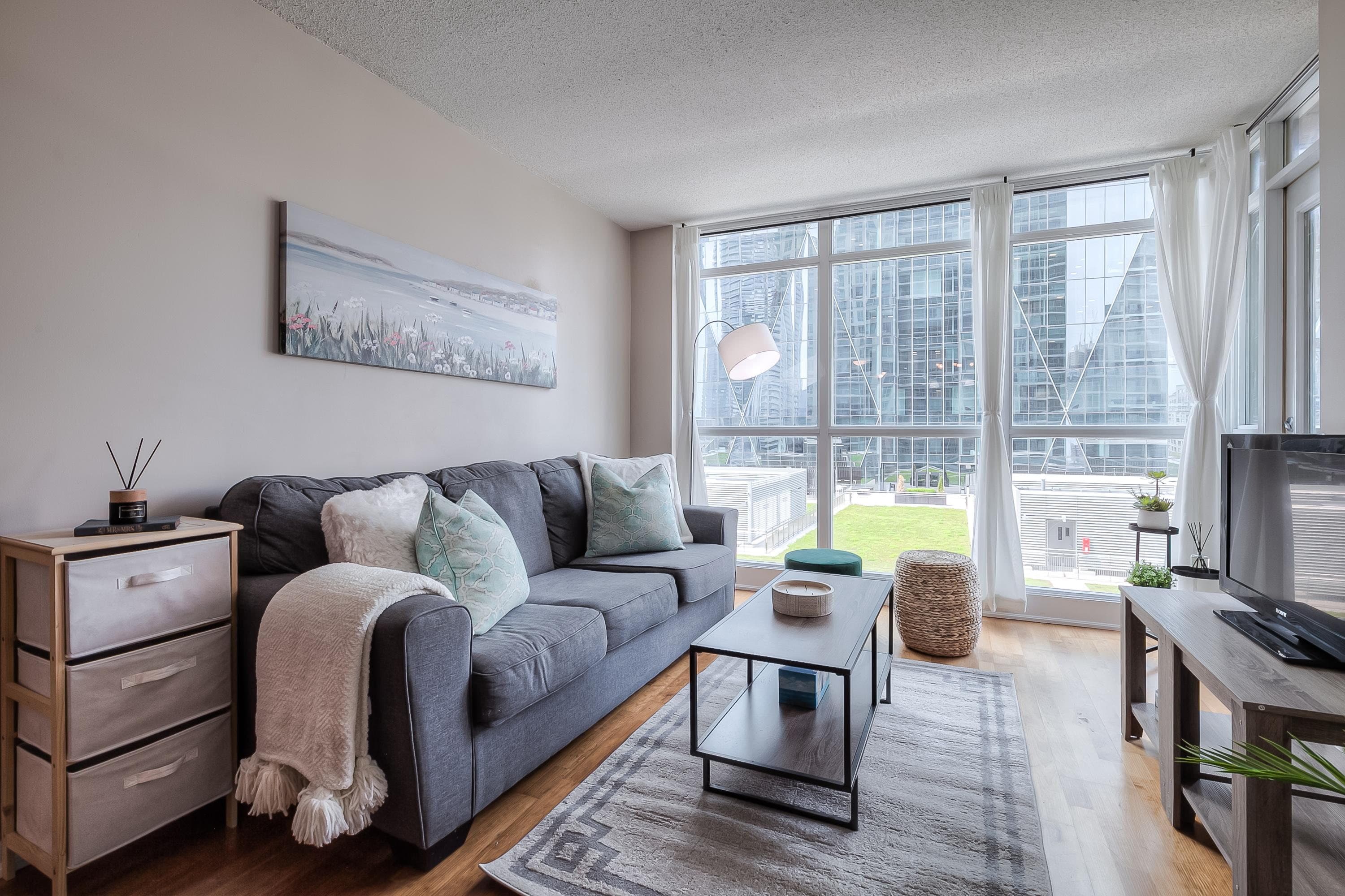 1BR Suite with Queen Bed near Downtown Toronto — photo 2 — Yonge, Harbourfront
