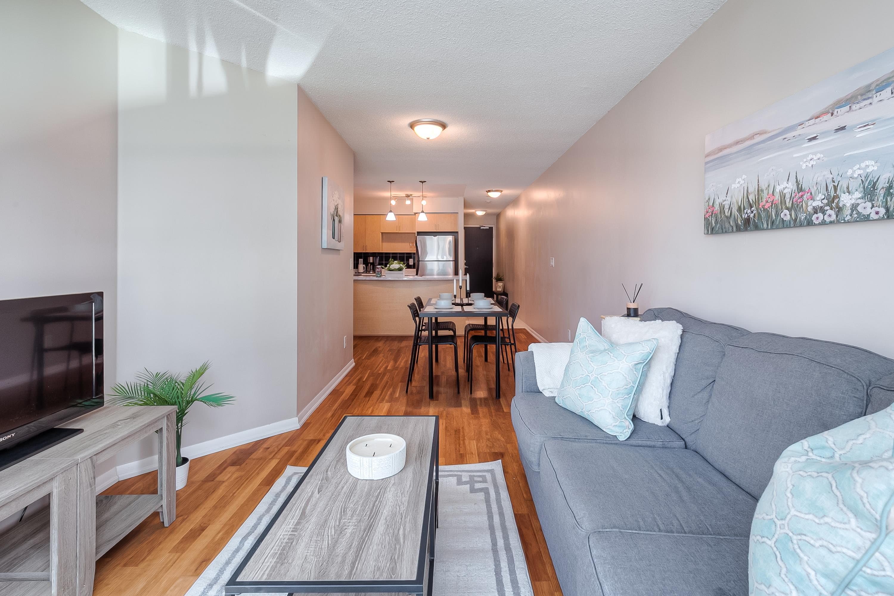 1BR Suite with Queen Bed near Downtown Toronto — photo 3 — Yonge, Harbourfront