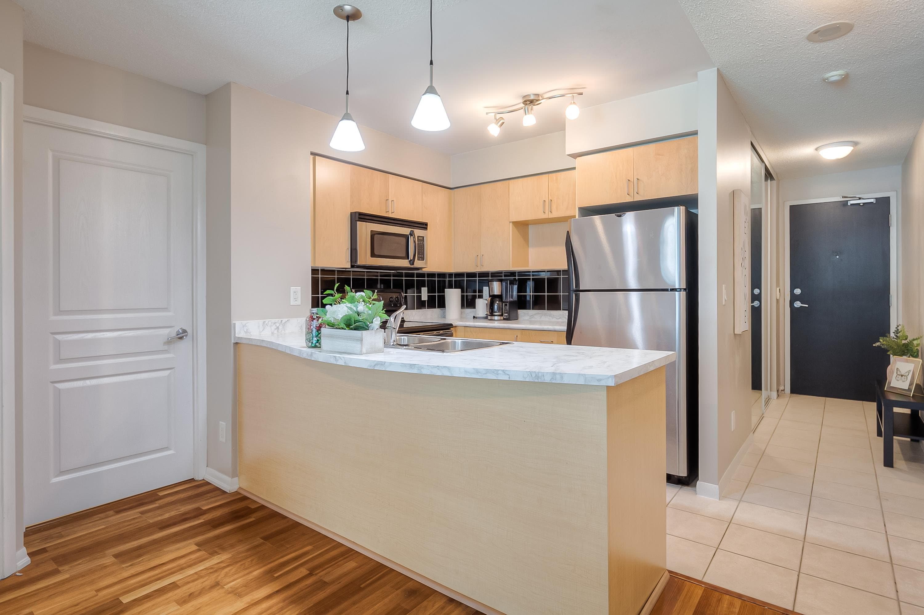 1BR Suite with Queen Bed near Downtown Toronto — photo 4 — Yonge, Harbourfront