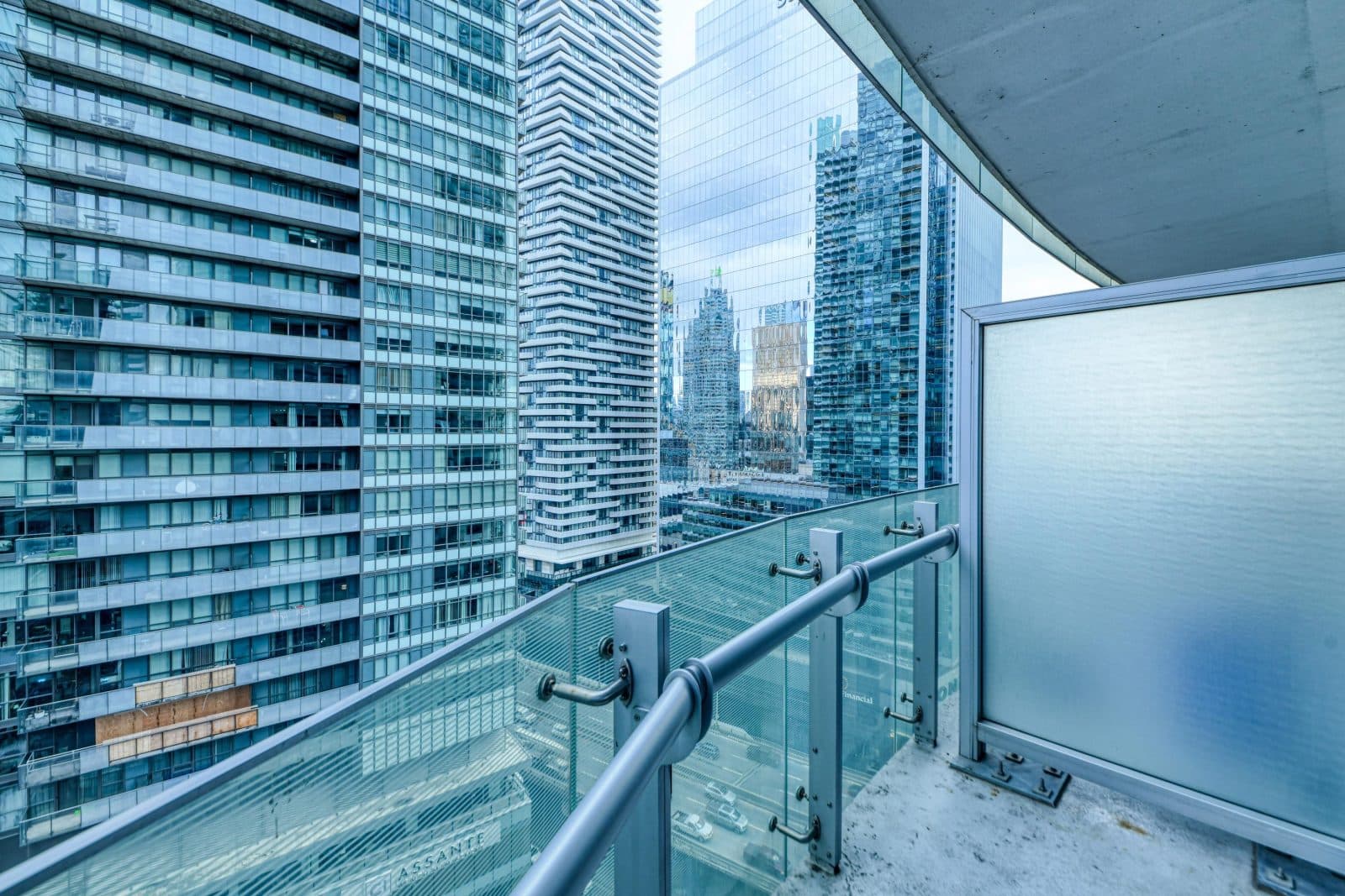 Urban 1BR Suite with Queen Bed near Harbourfront — photo 2 — York, CN Tower