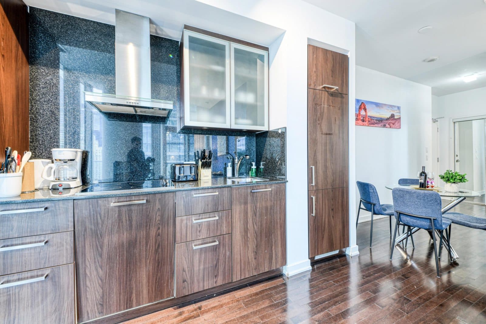 Urban 1BR Suite with Queen Bed near Harbourfront — photo 4 — York, CN Tower