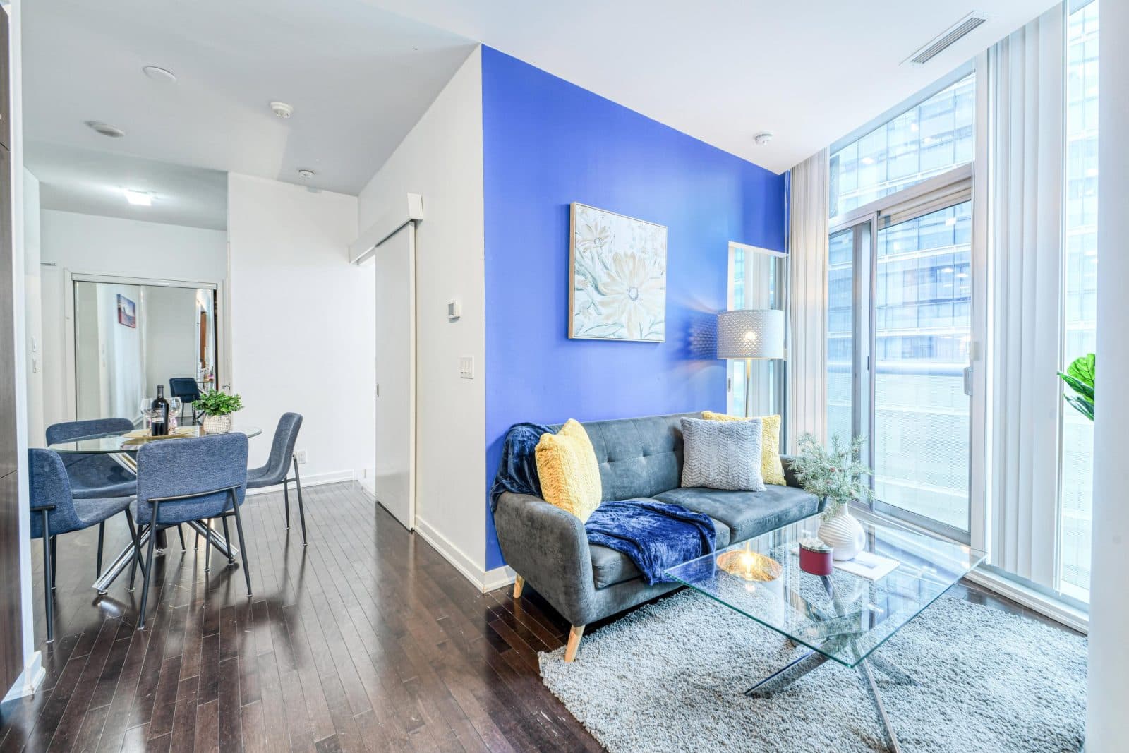Urban 1BR Suite with Queen Bed near Harbourfront — photo 5 — York, CN Tower