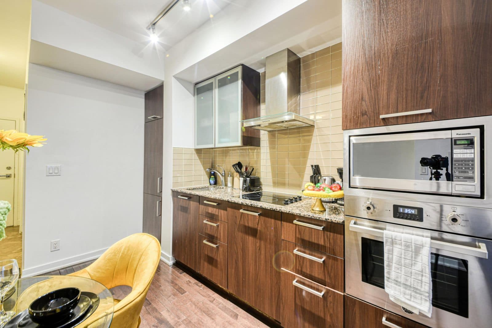 Skyline 1BR + Den Suite near Harbourfront — photo 2 — York, CN Tower