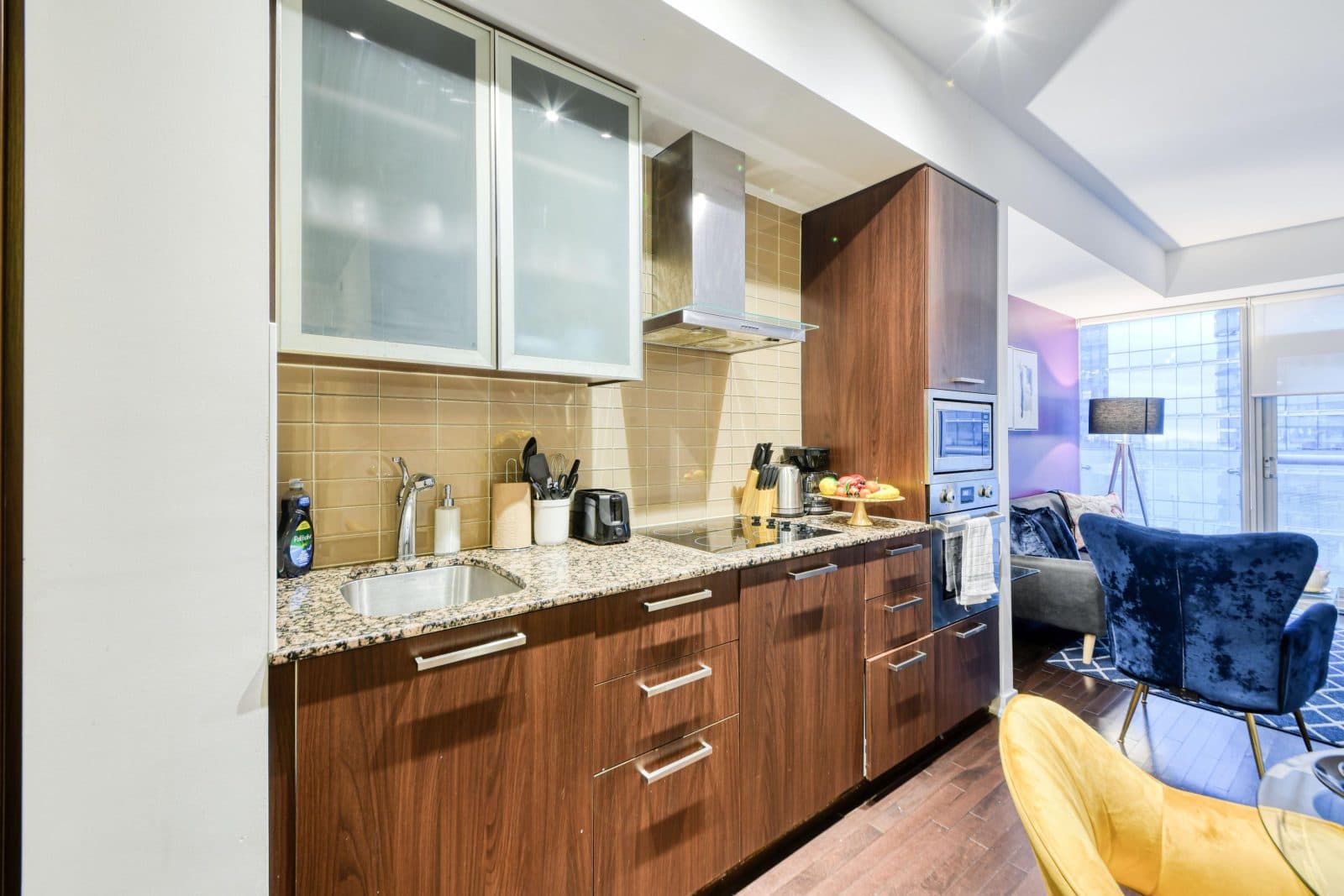 Skyline 1BR + Den Suite near Harbourfront — photo 3 — York, CN Tower