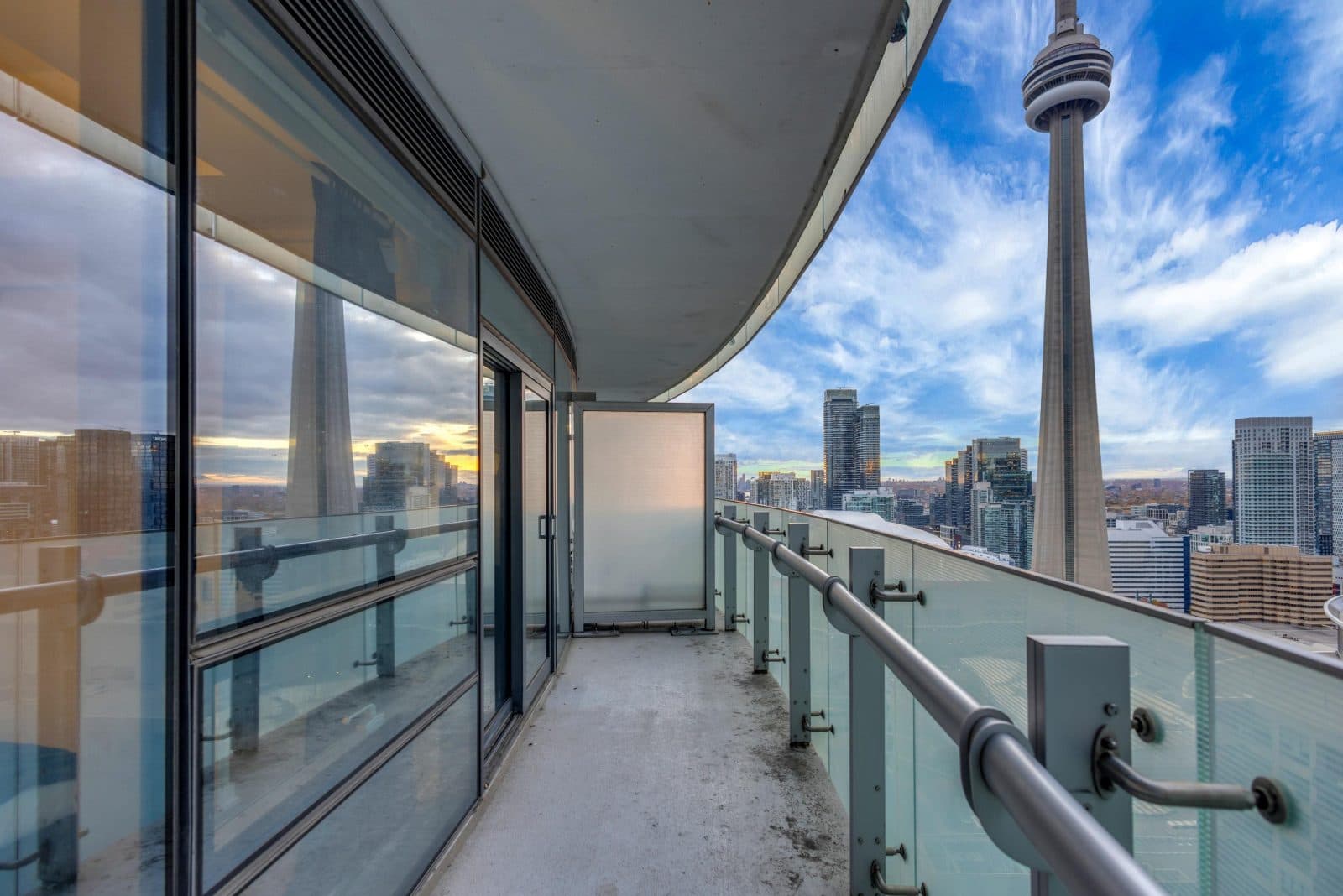 1BR + Den Suite with Sofa Bed near Harbourfront — photo 2 — York, CN Tower
