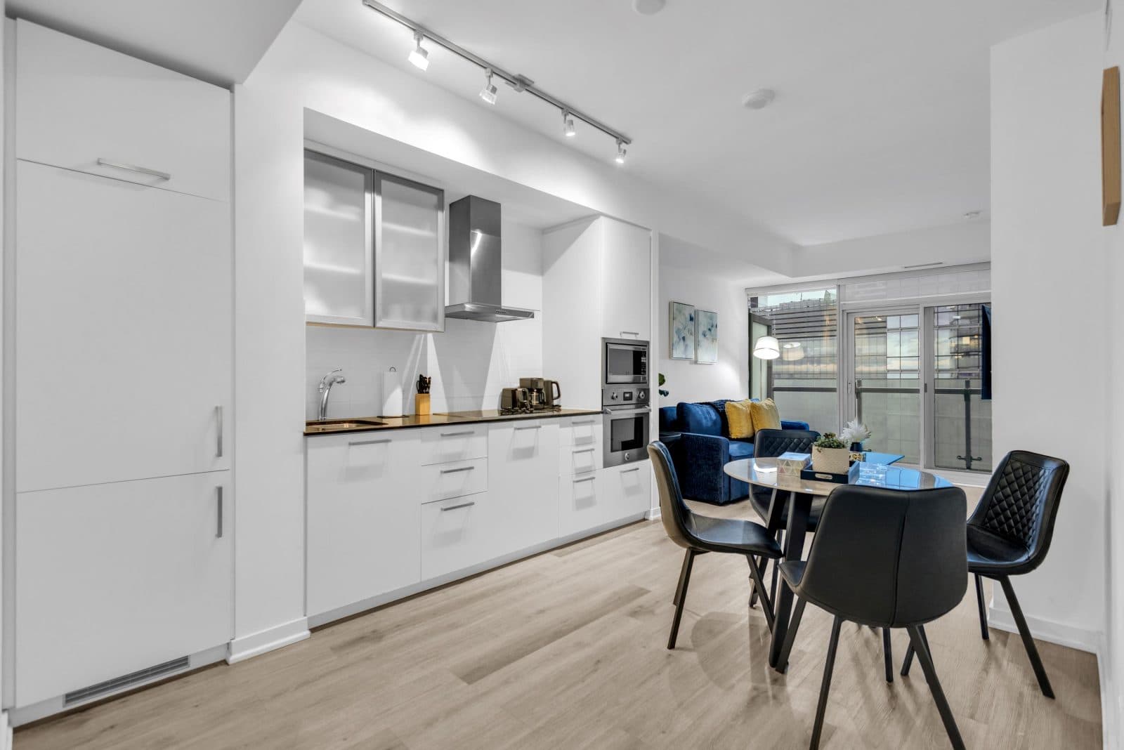 1BR + Den Suite with Sofa Bed near Harbourfront — photo 4 — York, CN Tower