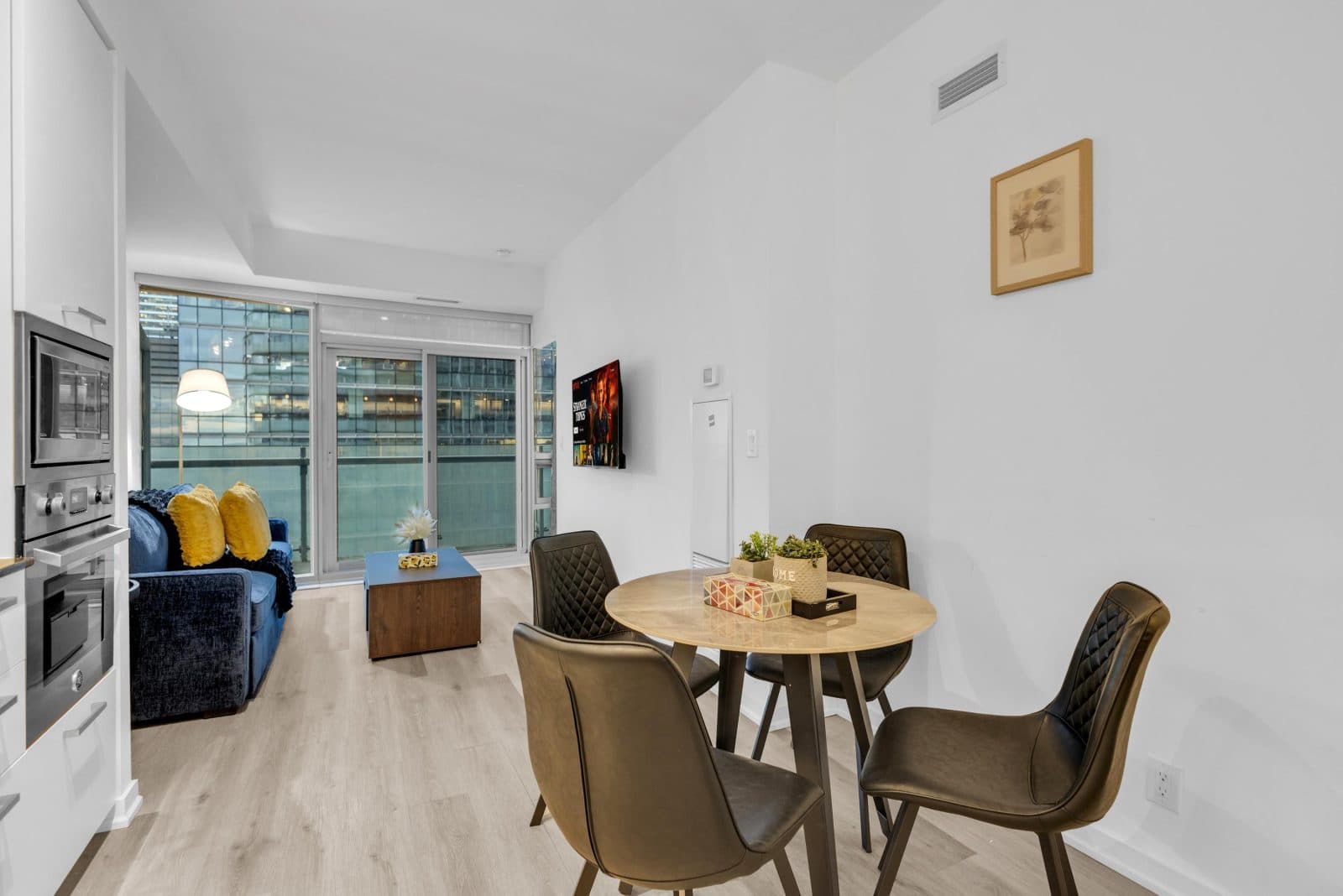1BR + Den Suite with Sofa Bed near Harbourfront — photo 5 — York, CN Tower