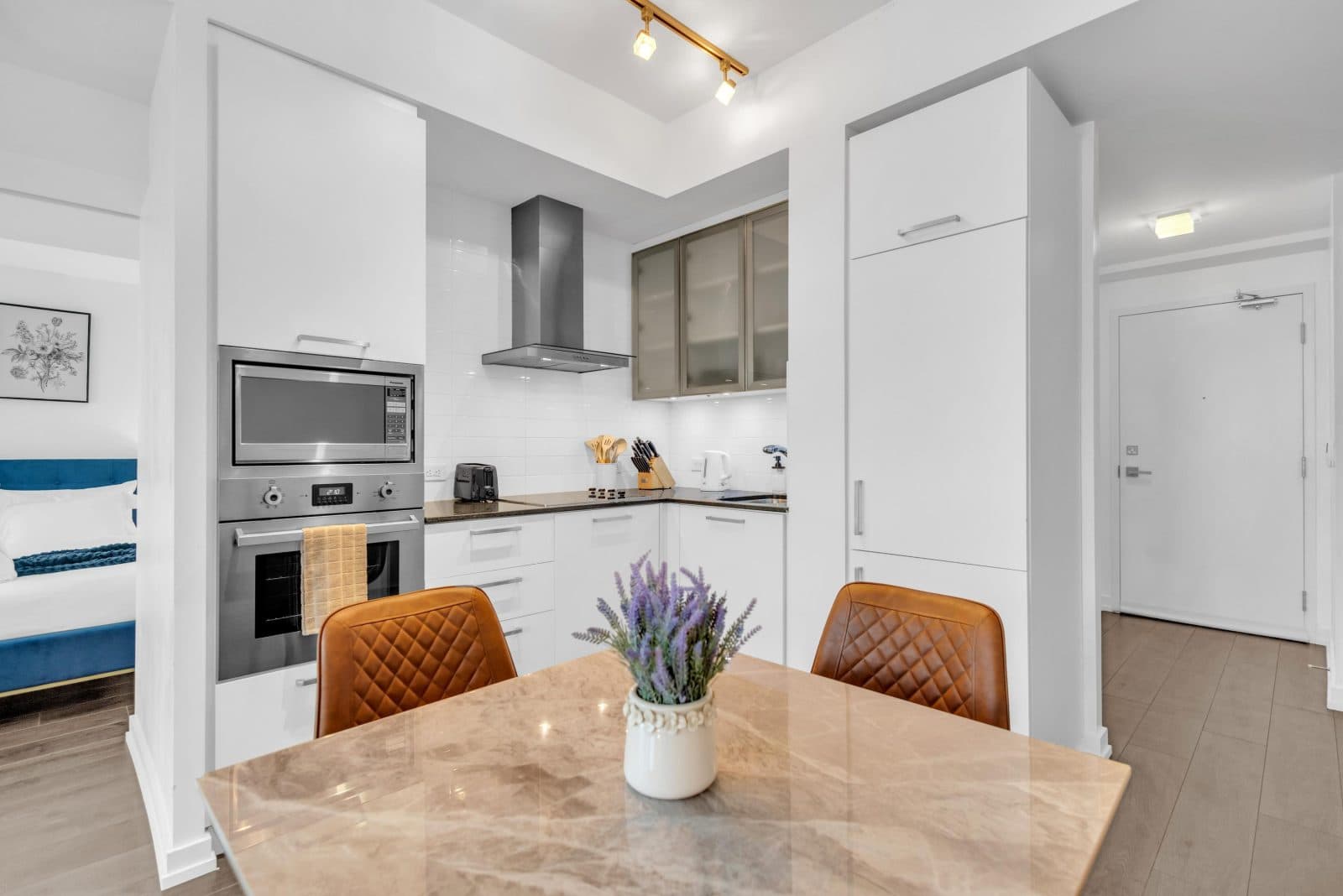 Signature 1BR Suite with Sofa Bed near Harbourfront — photo 4 — York, CN Tower