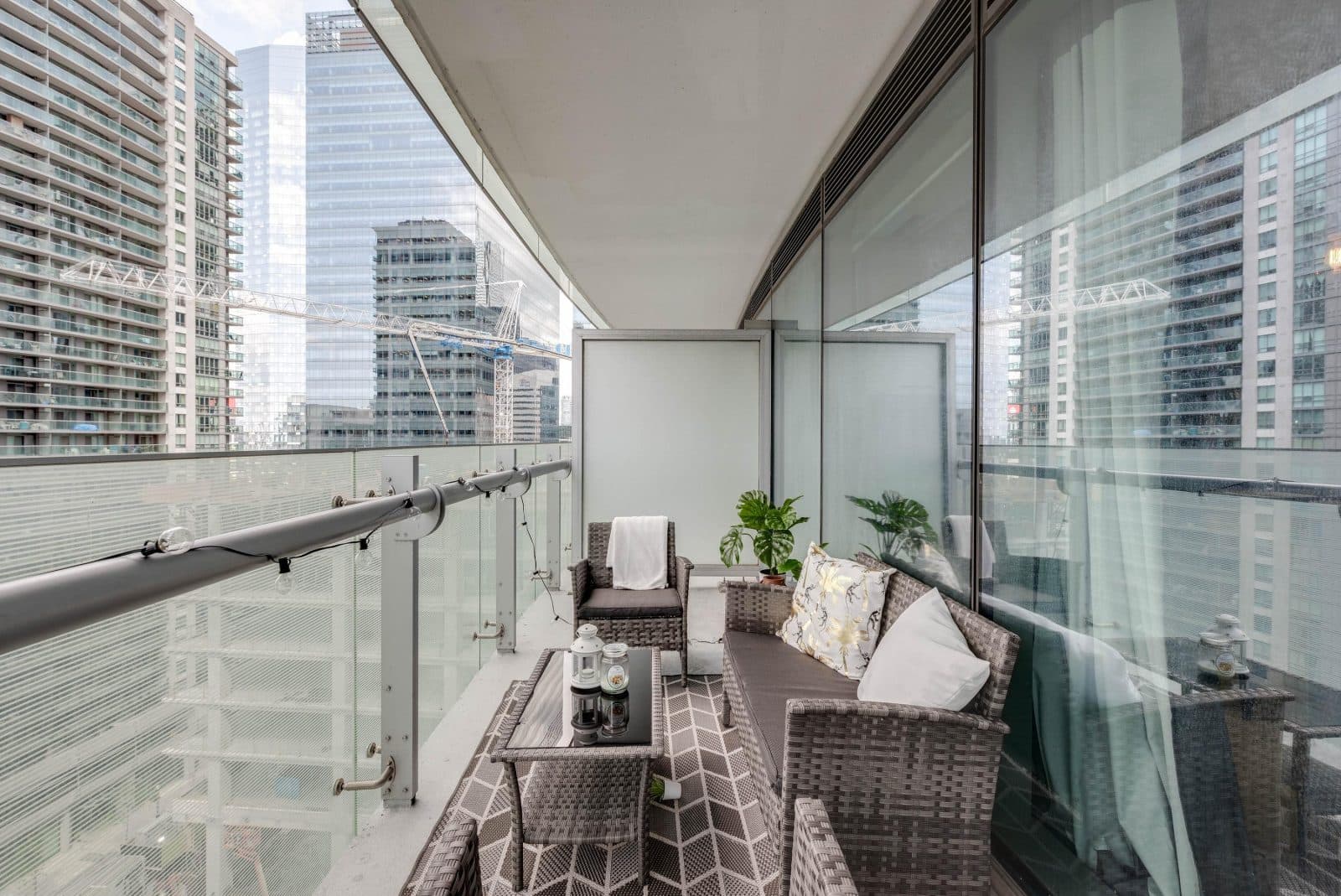 Urban 2BR Suite with Sofa Bed near Harbourfront — photo 2 — York, CN Tower