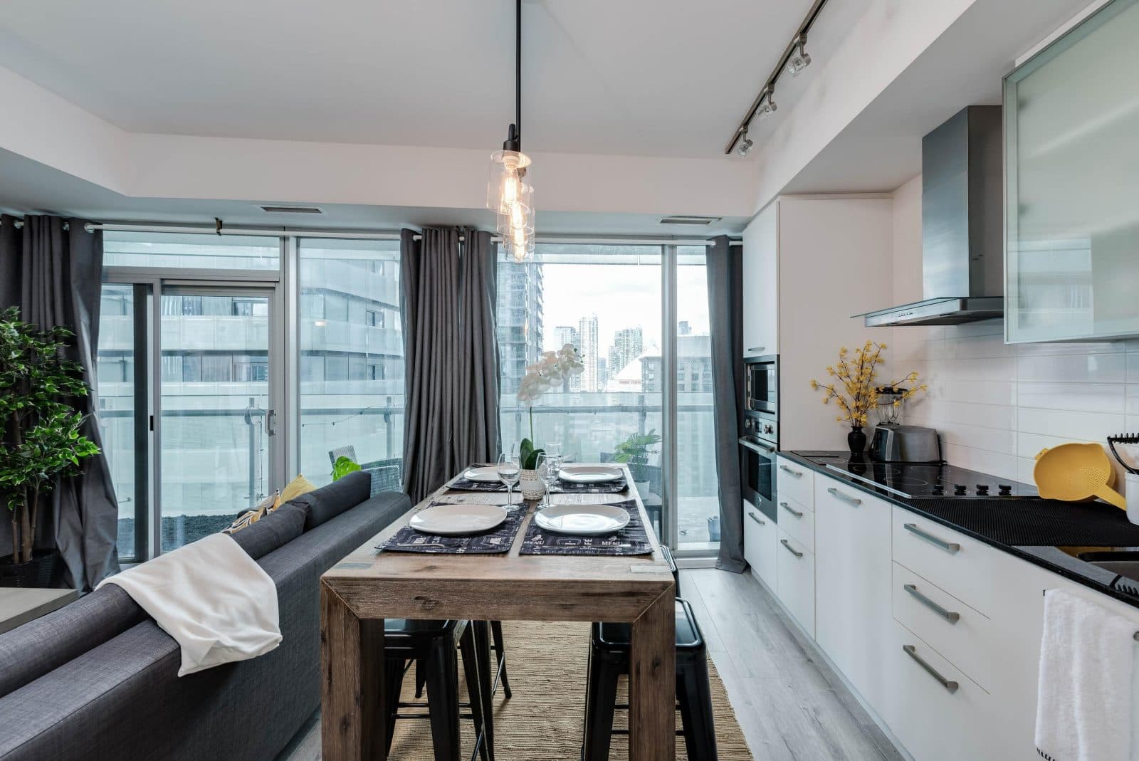 Urban 2BR Suite with Sofa Bed near Harbourfront — photo 3 — York, CN Tower