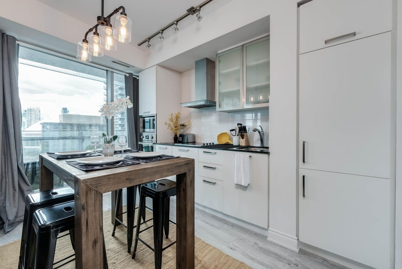 Urban 2BR Suite with Sofa Bed near Harbourfront — photo 4 — York, CN Tower