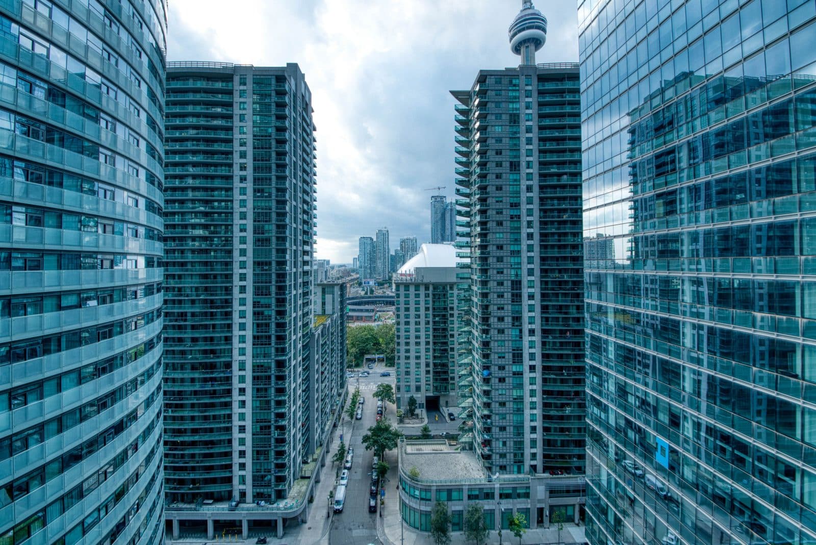 Signature 2BR Suite with Sofa Bed near Harbourfront — photo 2 — York, CN Tower