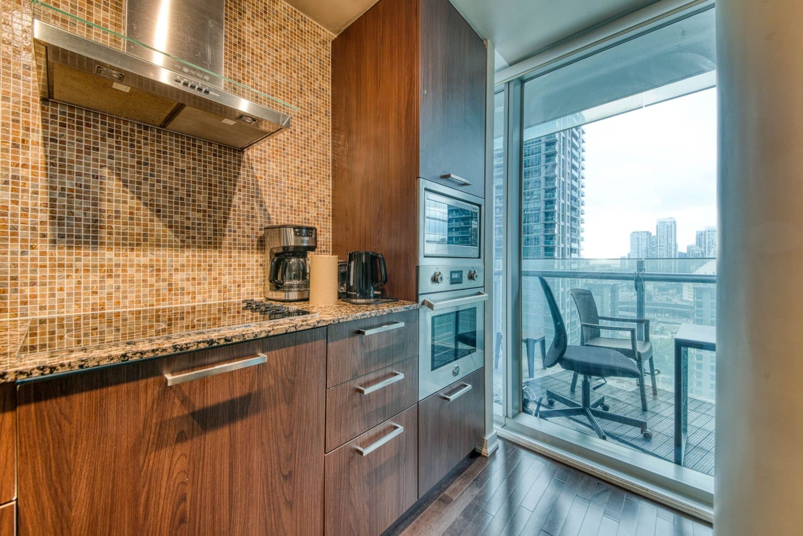 Signature 2BR Suite with Sofa Bed near Harbourfront — photo 3 — York, CN Tower