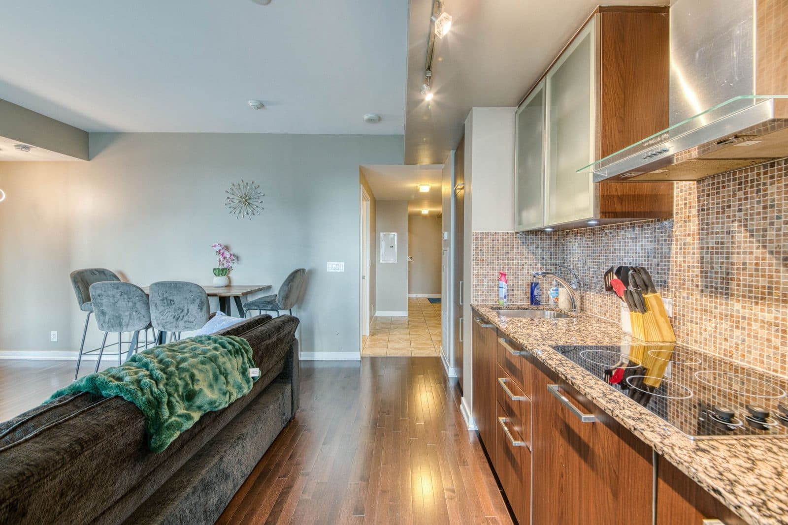 Signature 2BR Suite with Sofa Bed near Harbourfront — photo 4 — York, CN Tower