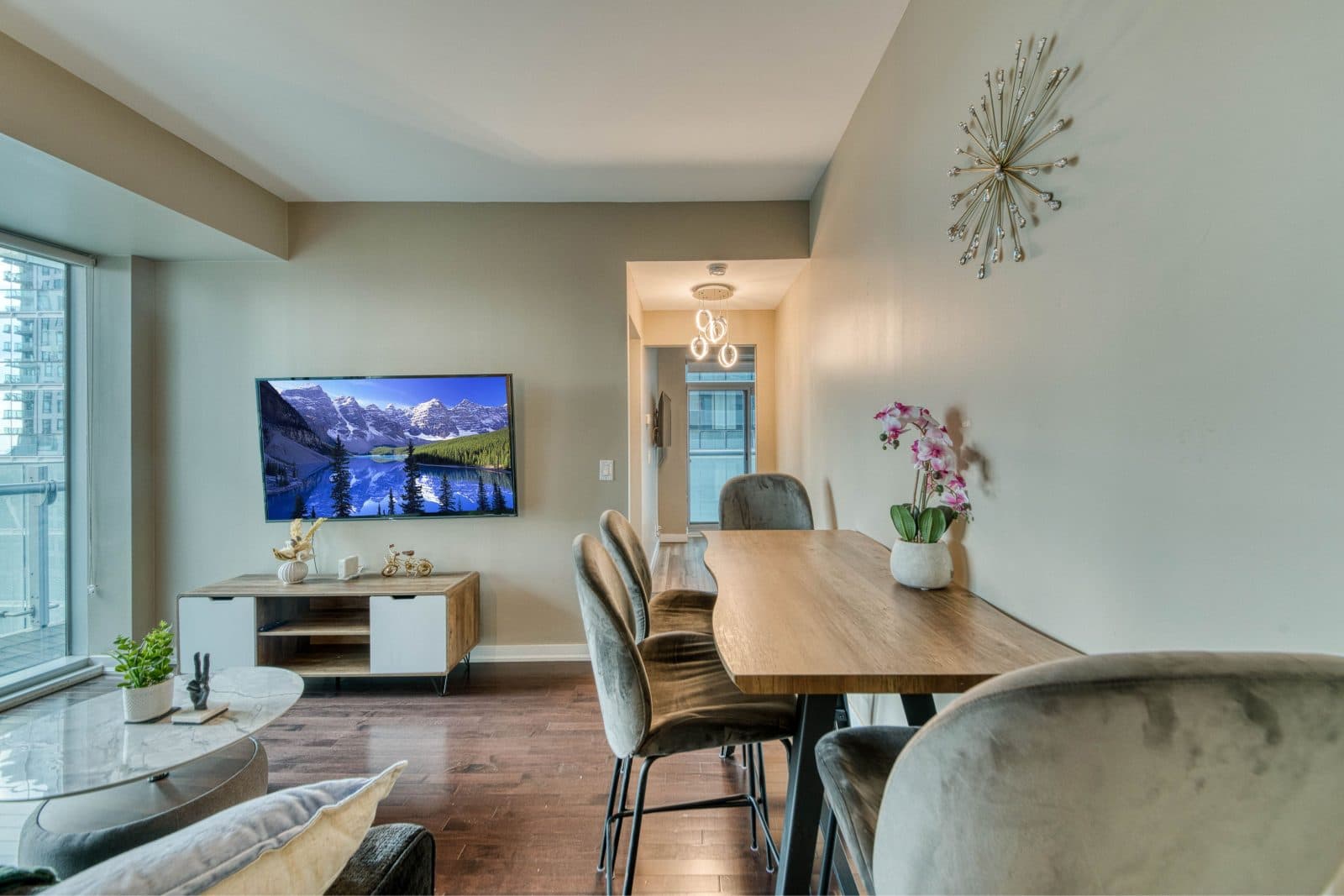 Signature 2BR Suite with Sofa Bed near Harbourfront — photo 5 — York, CN Tower